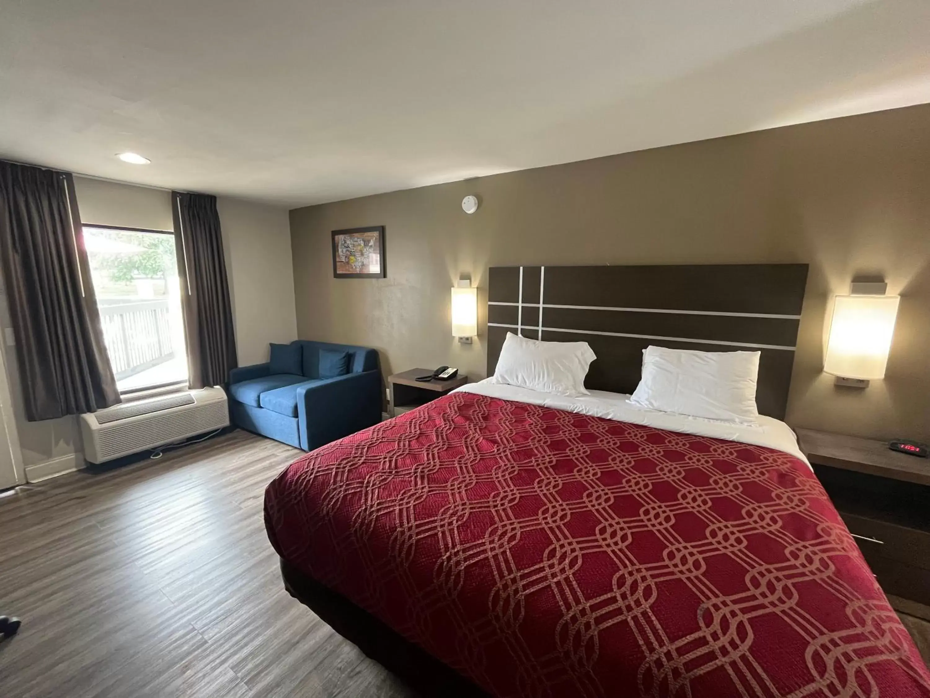Bedroom, Bed in Econo Lodge Inn & Suites Nashville SE Murfreesboro - MTSU
