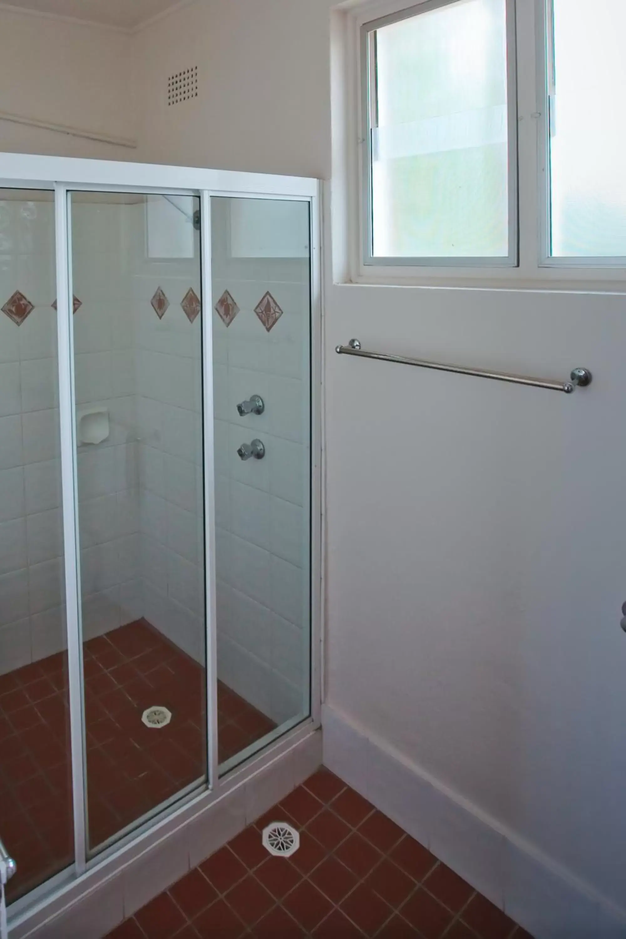 Bathroom in Abbotsleigh Motor Inn