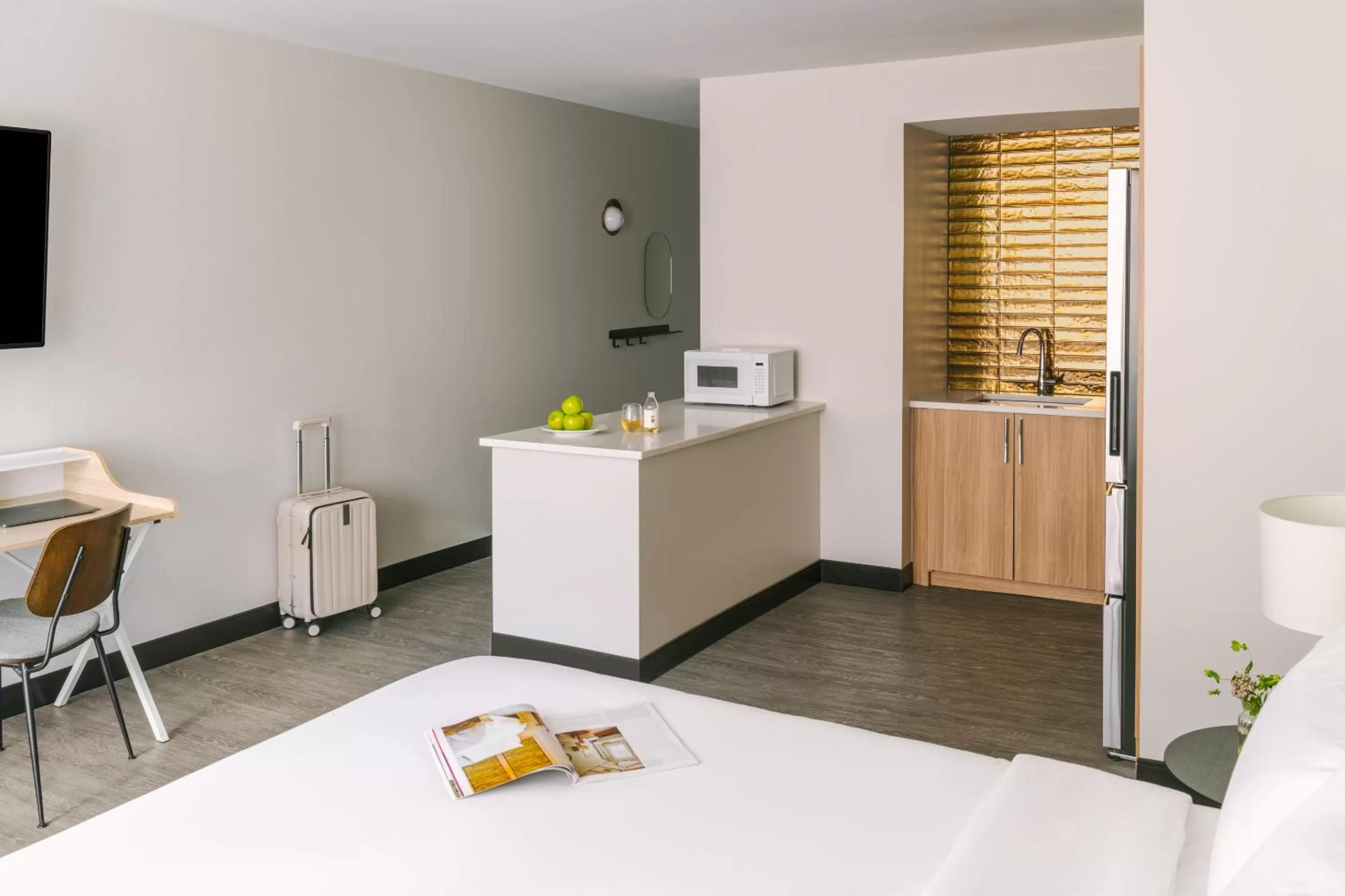 King Room with Roll-In Shower - Disability Access in Sonder The Quincy