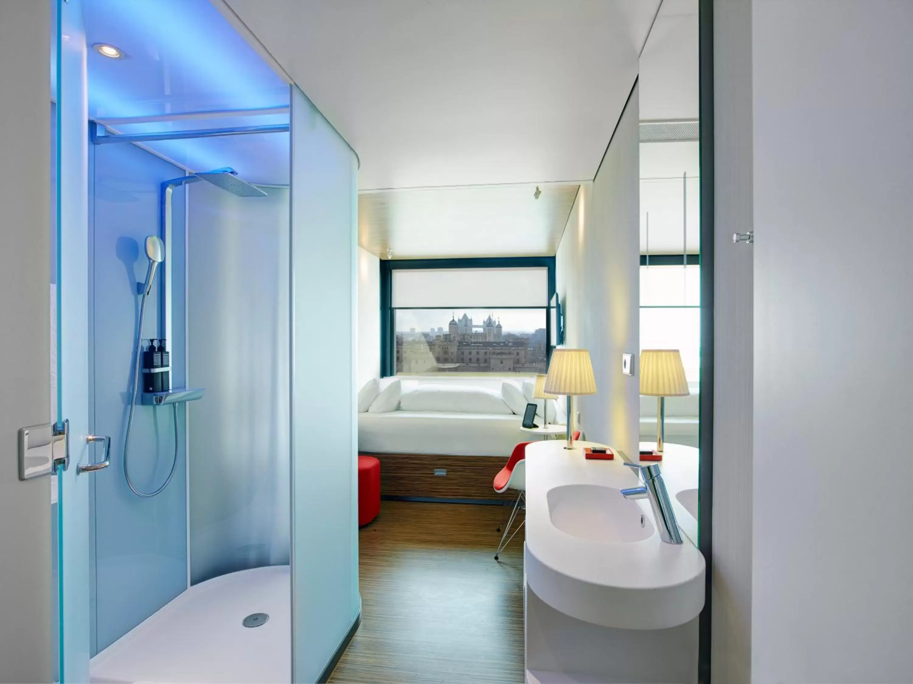Photo of the whole room, Bathroom in citizenM Tower of London