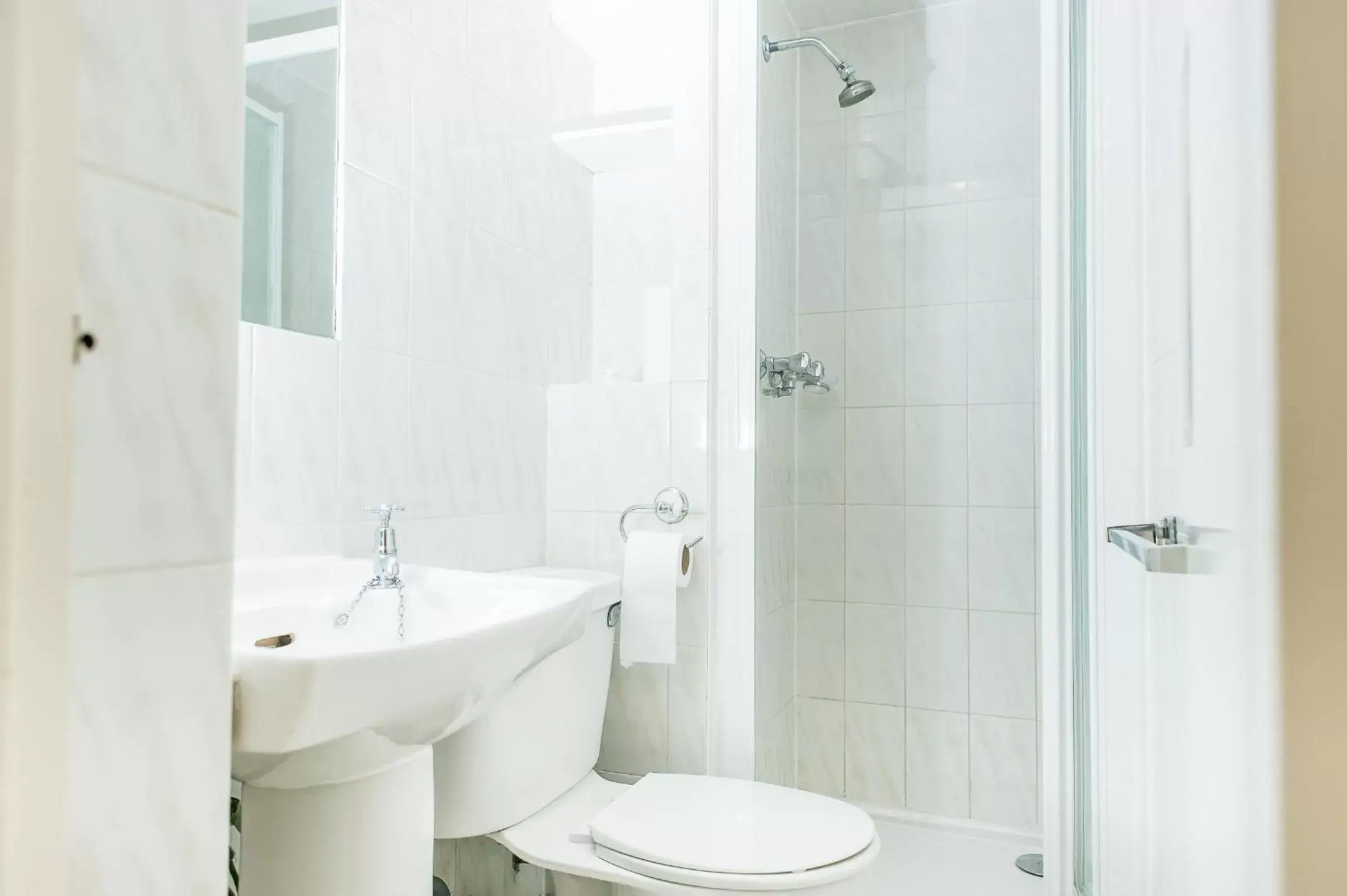 Shower, Bathroom in Avonmore Hotel