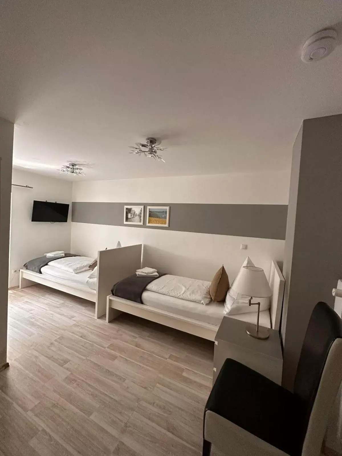Twin Room with Shower - single occupancy in Hotel Deutscher Hof Twin Room with Shower - single occupancy in Hotel Deutscher Hof