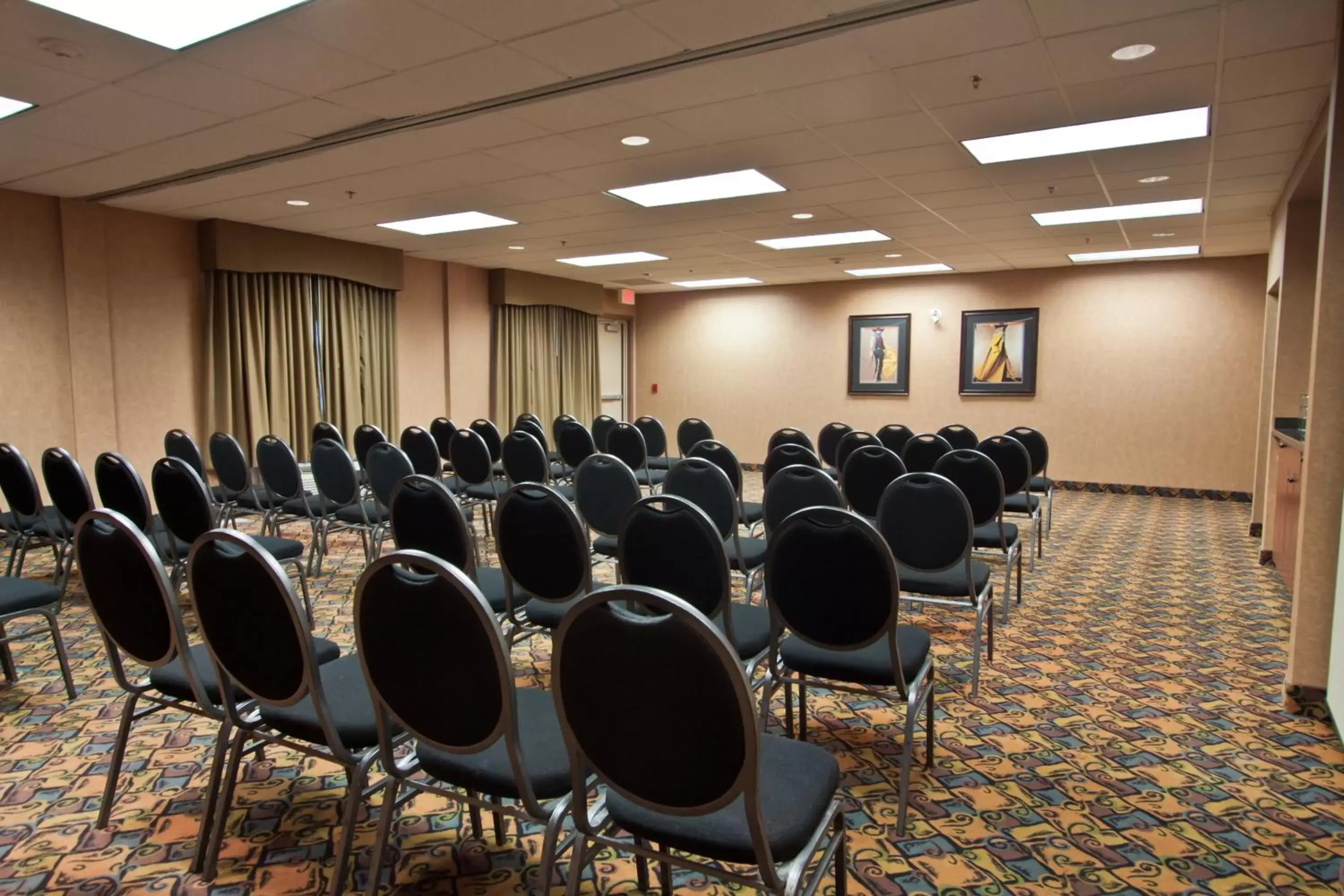 Business facilities in Days Inn & Suites by Wyndham Strathmore