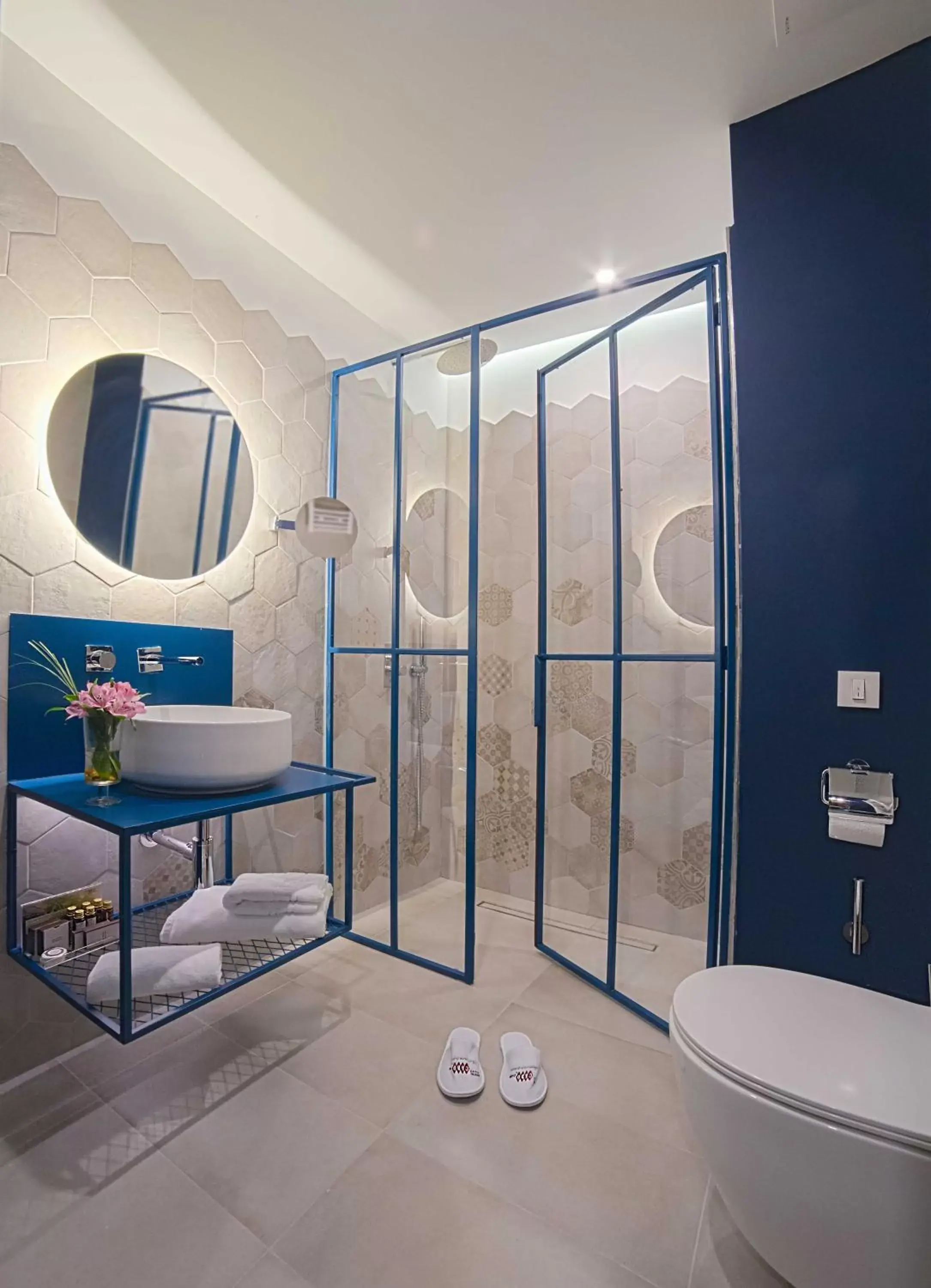 Shower, Bathroom in Caro Hotel