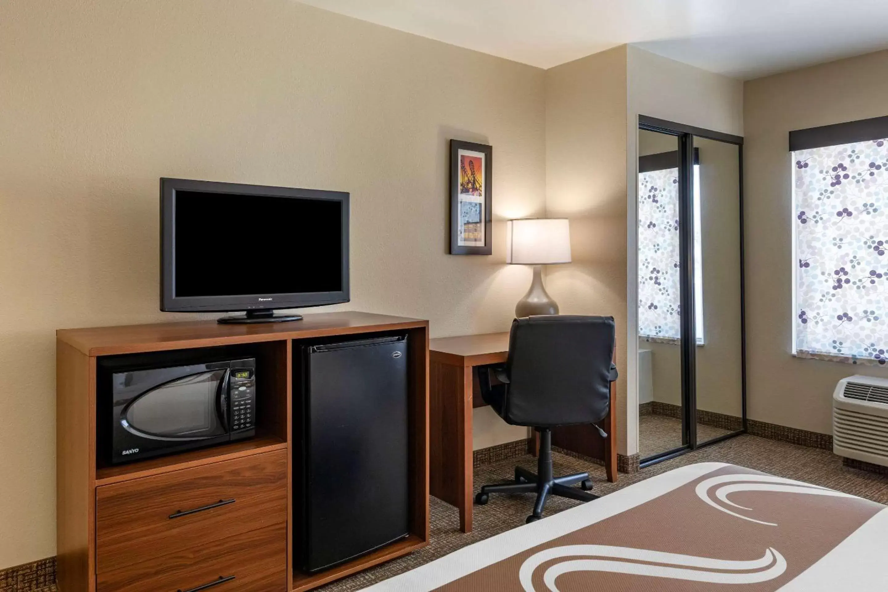 Bedroom, TV/Entertainment Center in Quality Inn Placentia Anaheim Fullerton