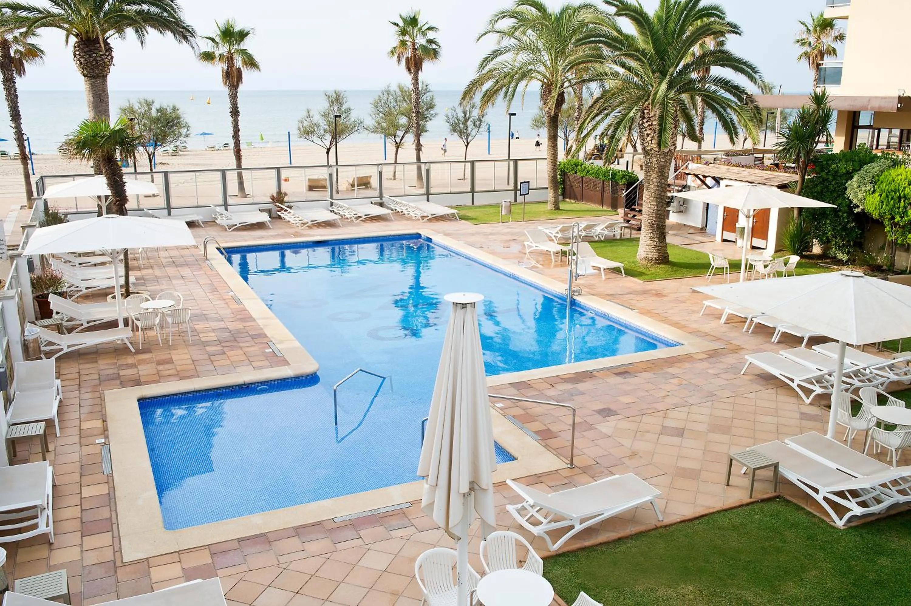 Swimming pool in Hotel Monterrey Roses by Pierre & Vacances