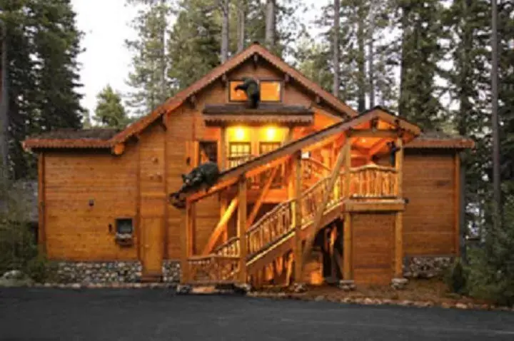 Facade/entrance, Property Building in Cottage Inn At Lake Tahoe