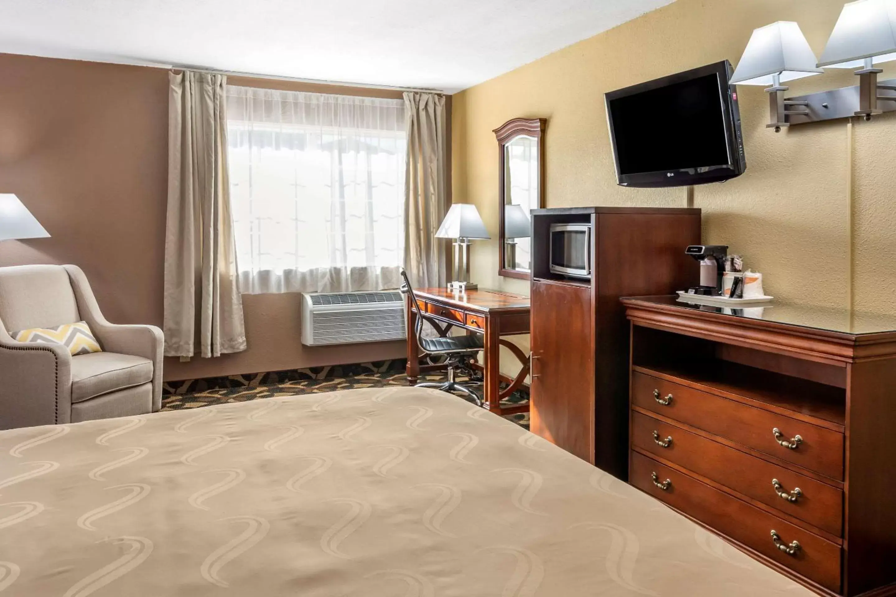 Photo of the whole room, TV/Entertainment Center in Quality Inn Paradise Creek