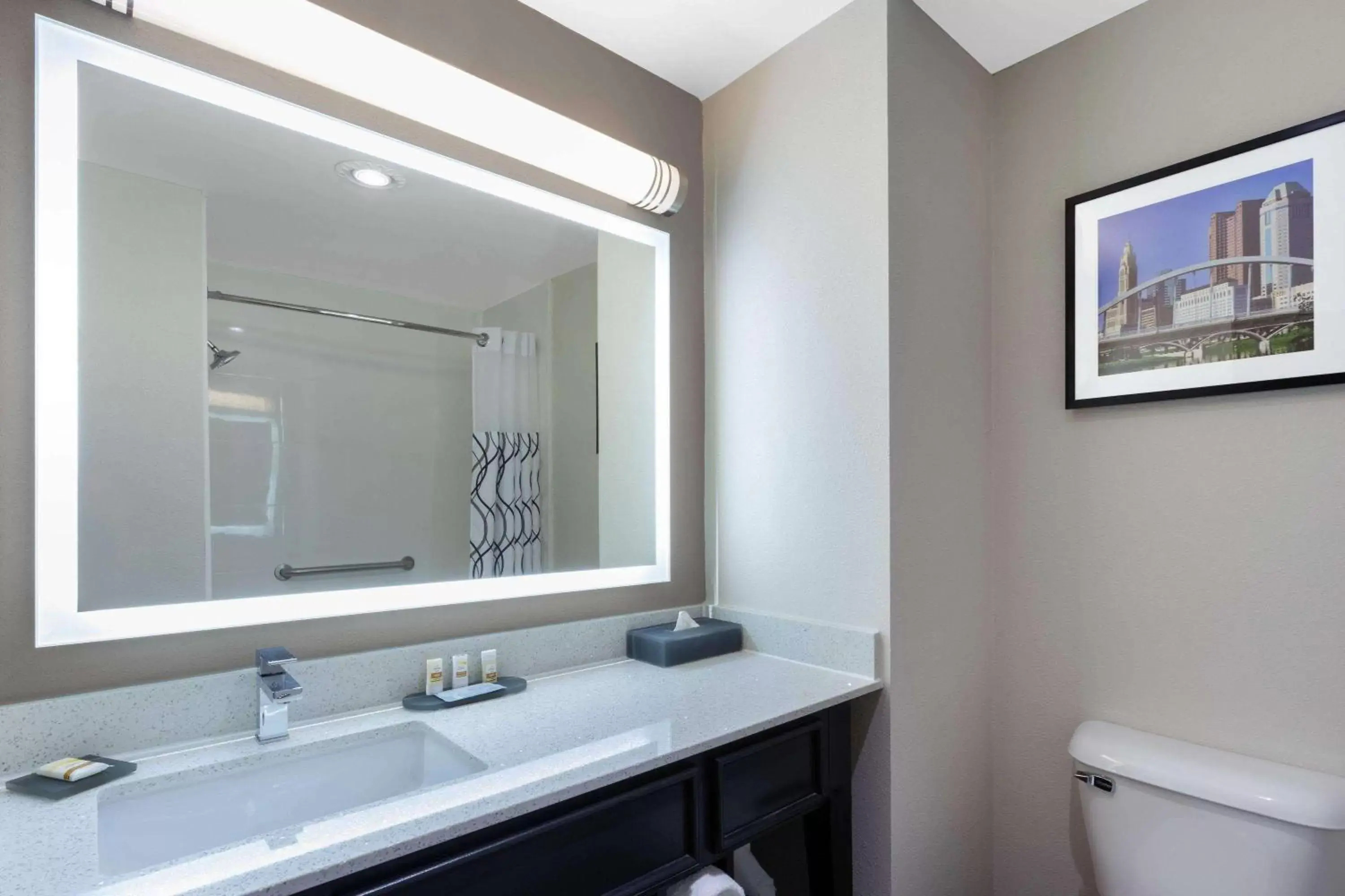 Bathroom in La Quinta by Wyndham Columbus West - Hilliard