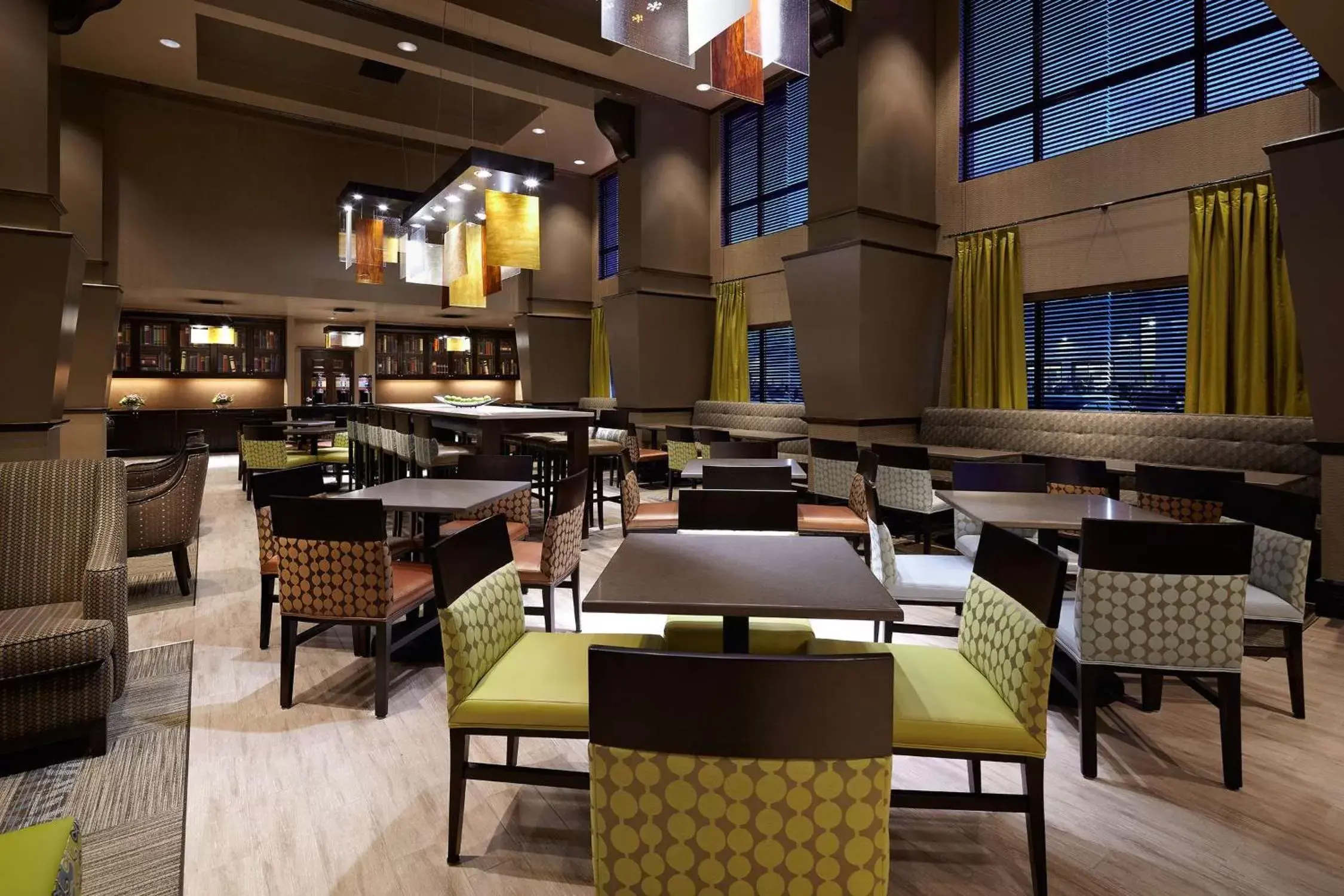 Lobby or reception, Restaurant/Places to Eat in Hampton Inn & Suites Montreal-Dorval