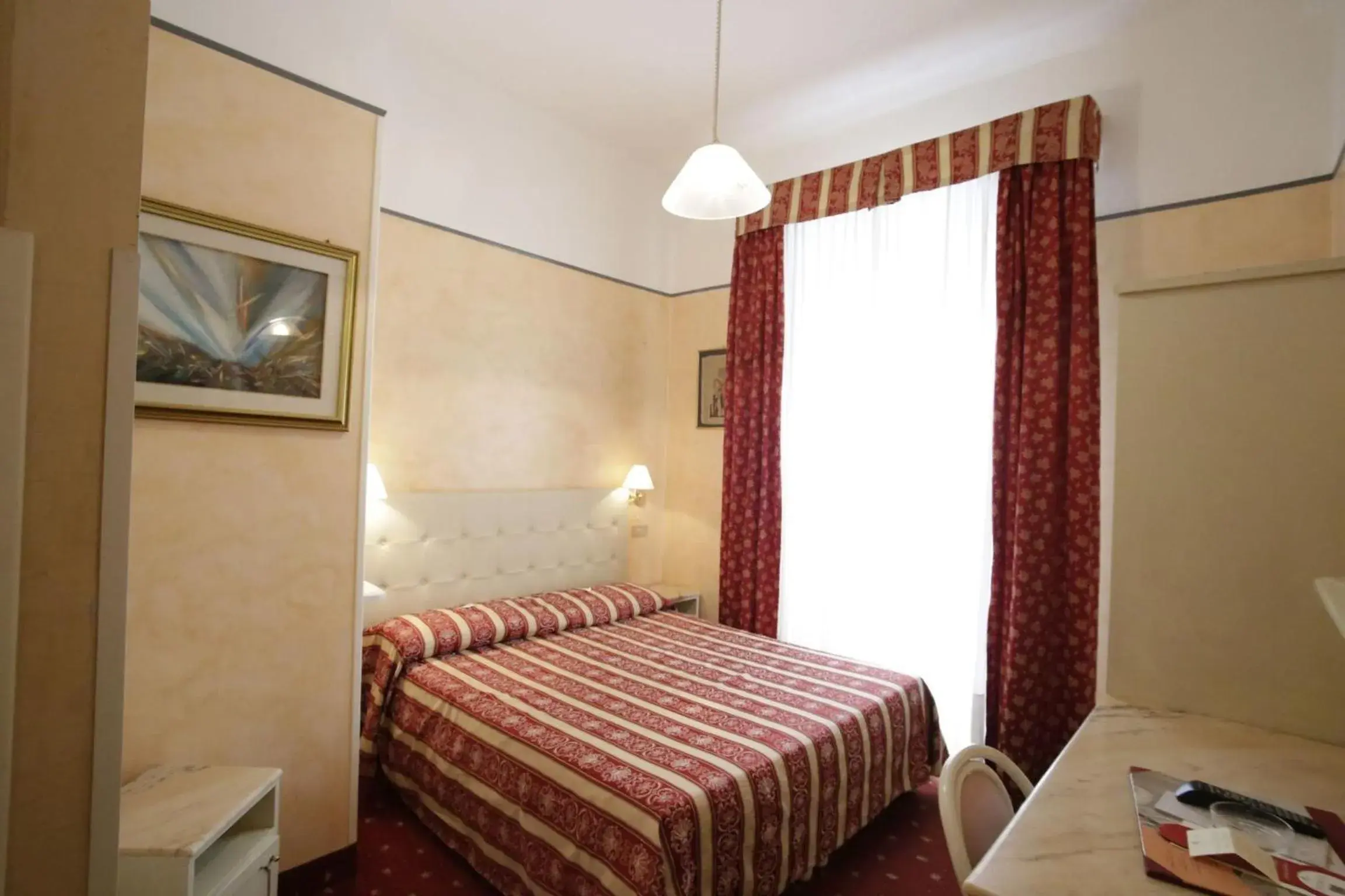 Photo of the whole room, Bed in Hotel Vienna Ostenda e Ristorante il Danubio