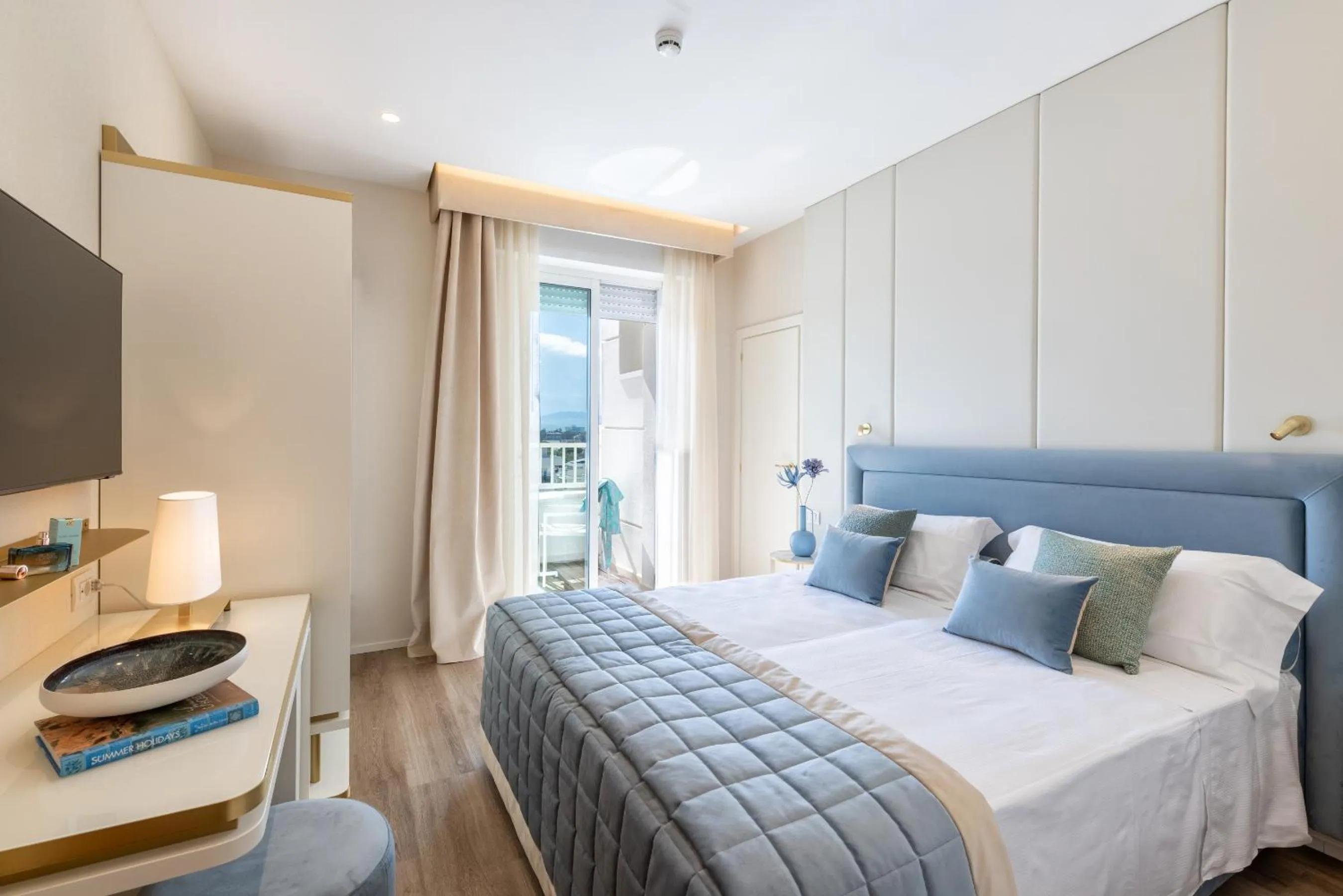 Photo of the whole room, Bed in Hotel Tiffany's