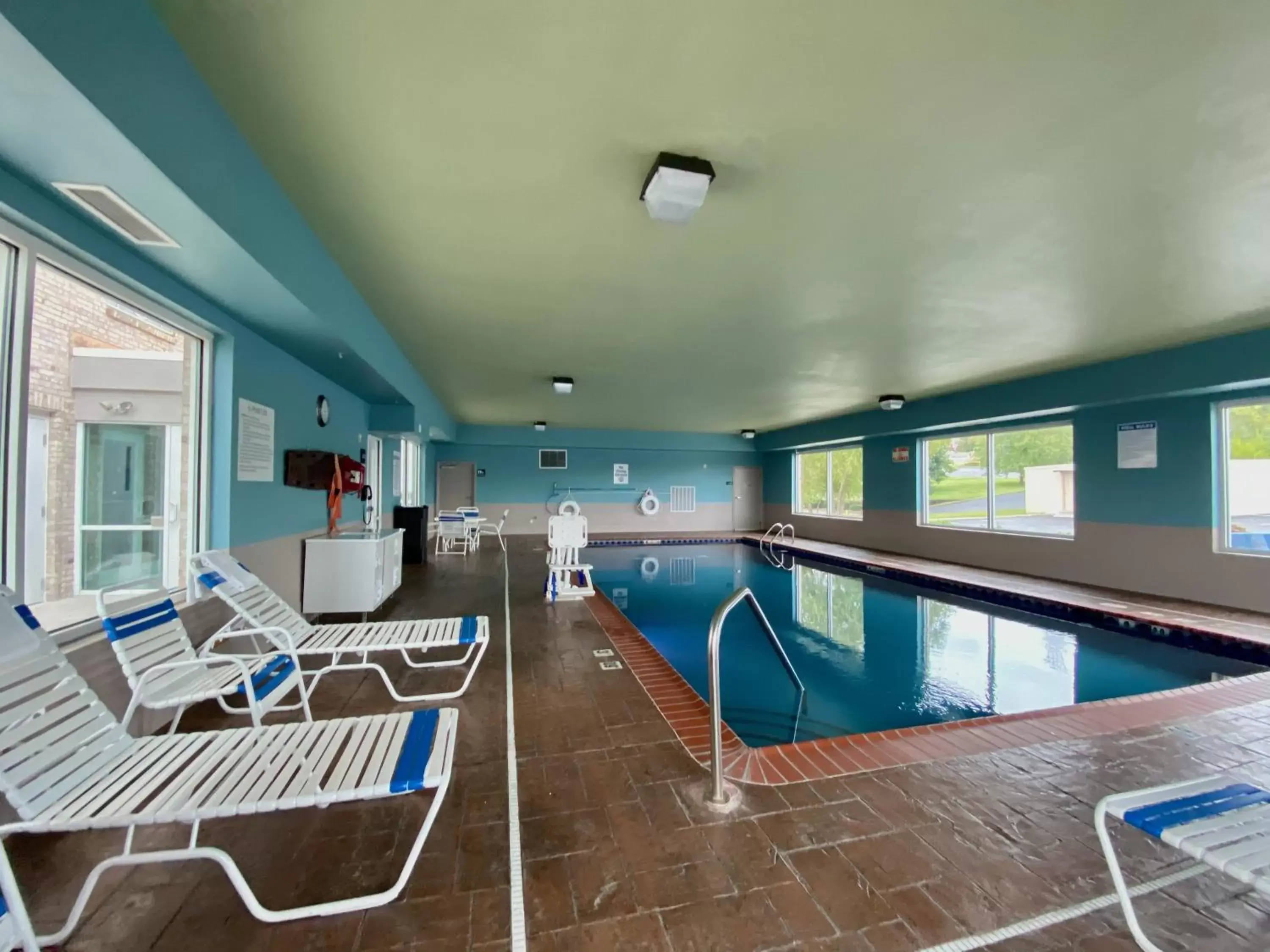 Swimming Pool in Holiday Inn Express Hotel & Suites Somerset Central, an IHG Hotel