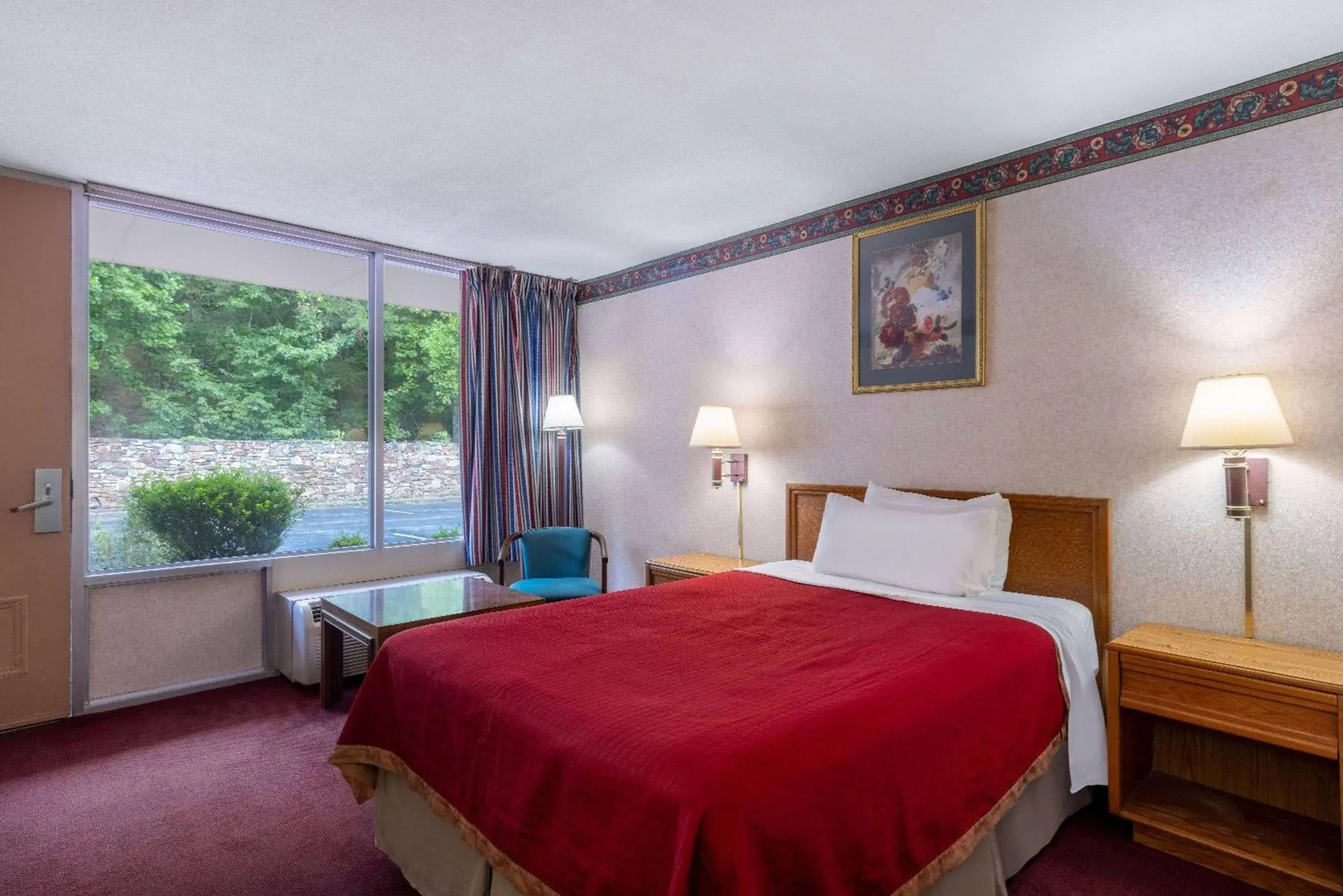 Photo of the whole room, Bed in Howard Johnson by Wyndham Salem Hotel & Conference Center