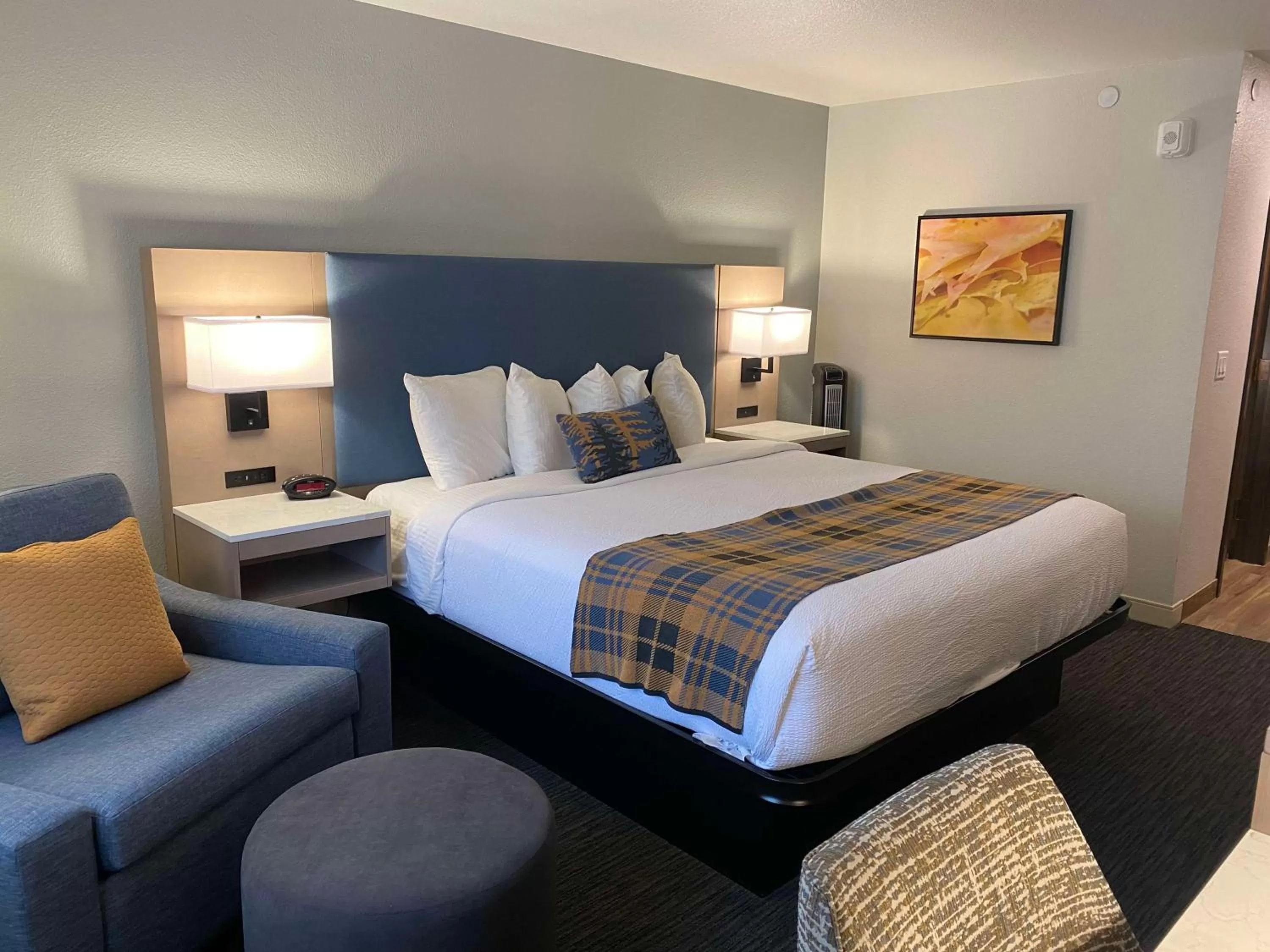 Bedroom in Best Western Lake Lucille Inn