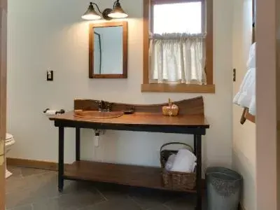 Bathroom in River Bluff Farm Bed and Breakfast