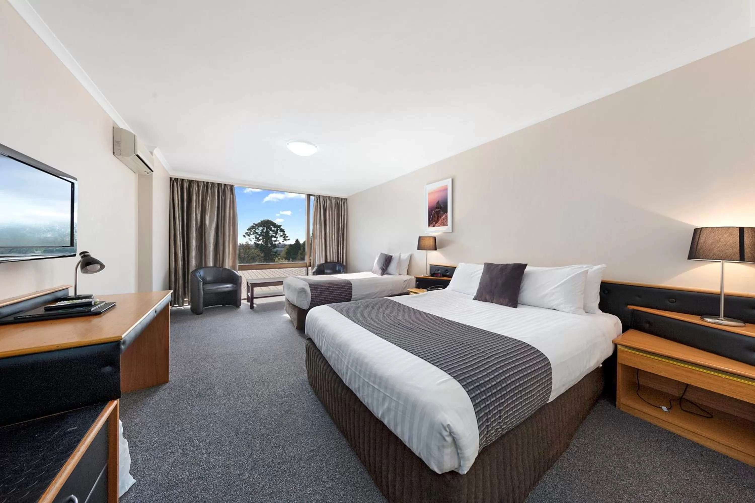 Communal lounge/ TV room, Bed in Commodore Regent Launceston