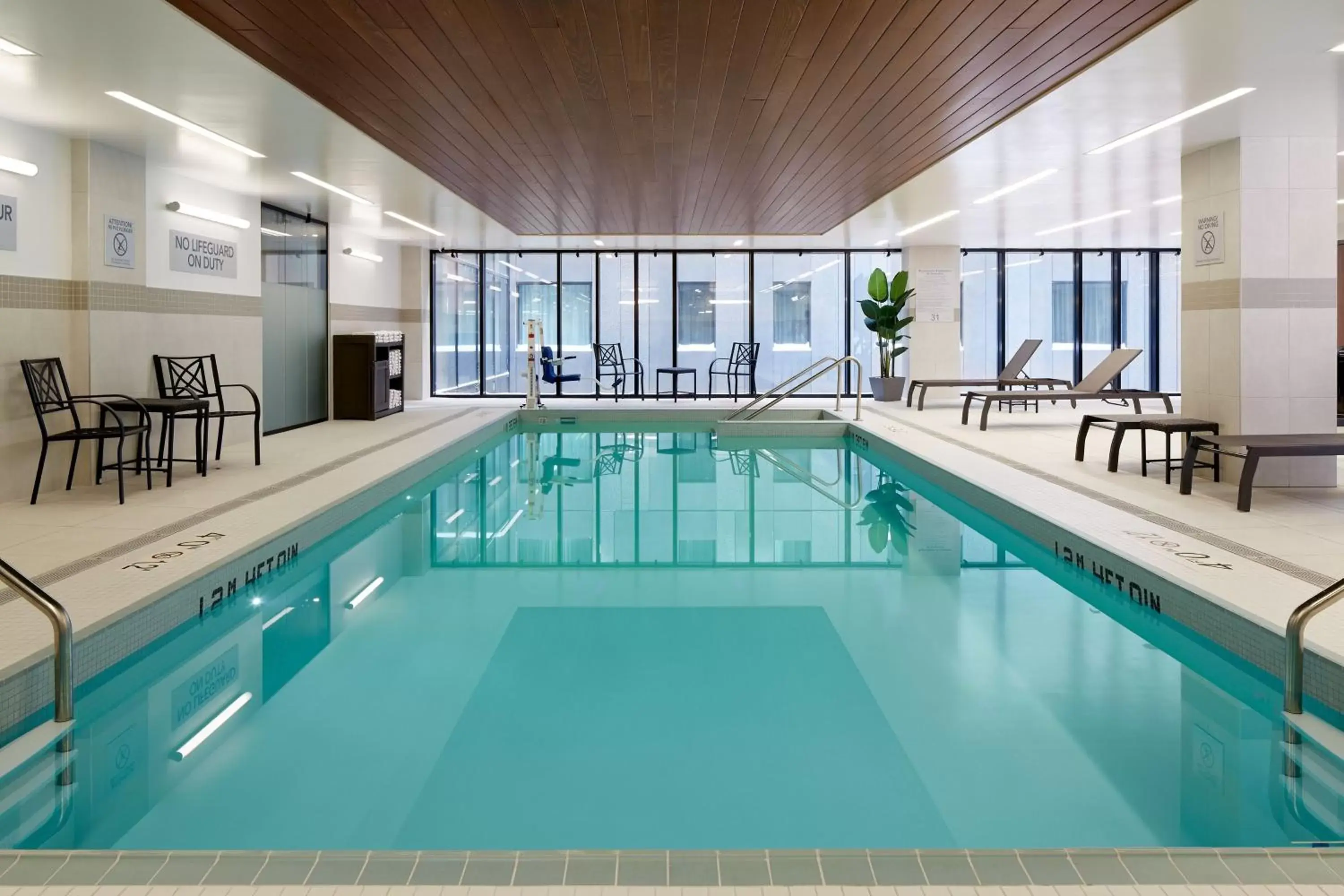 Swimming Pool in Residence Inn by Marriott Montreal Midtown