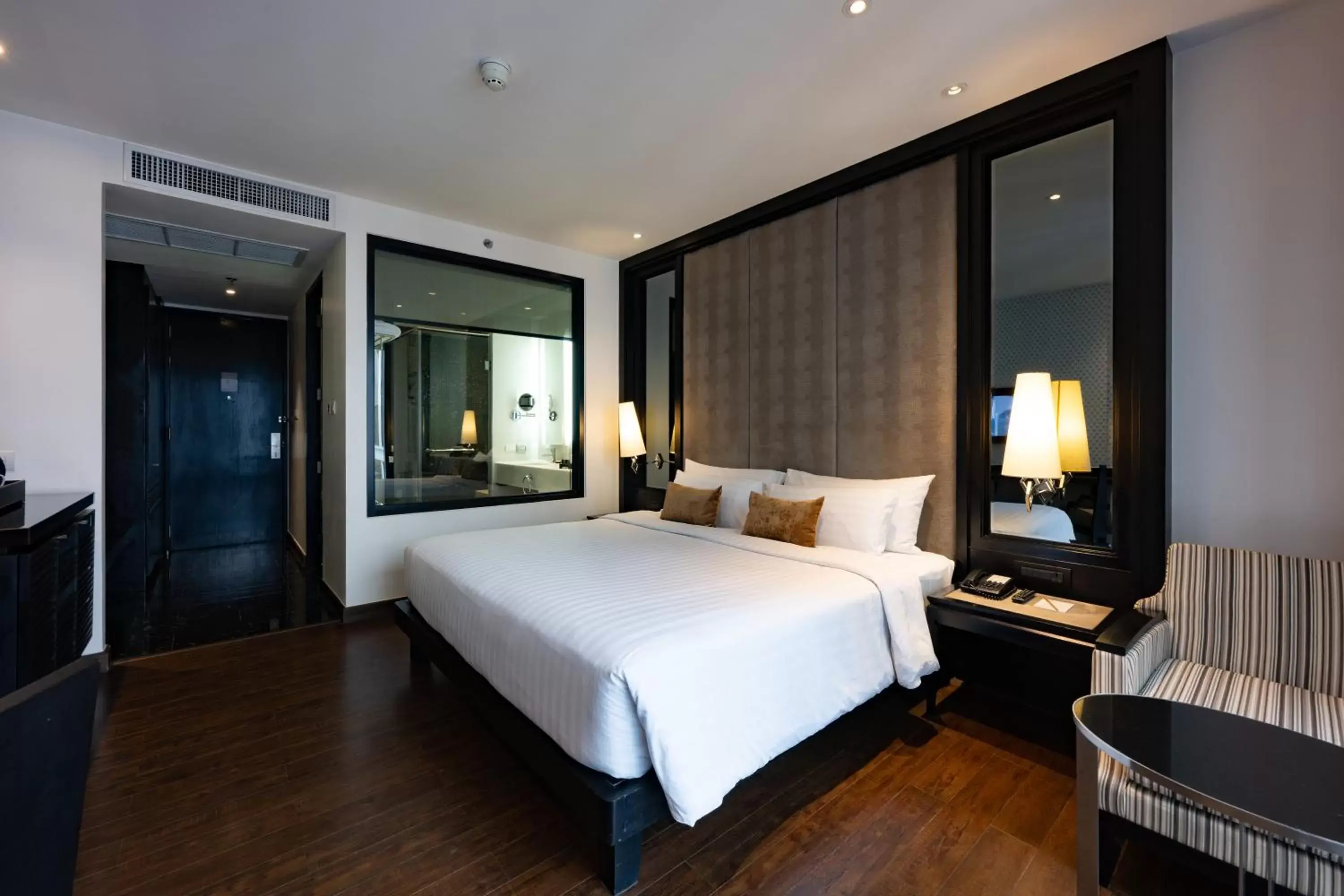 Photo of the whole room, Bed in Mövenpick Hotel Sukhumvit 15 Bangkok