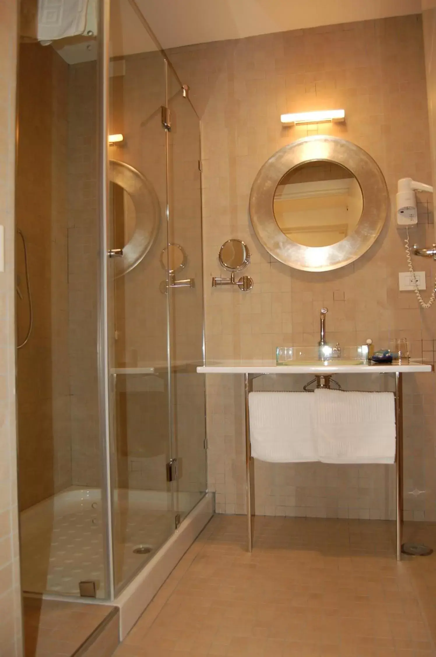 Shower, Bathroom in Hotel Del Conte