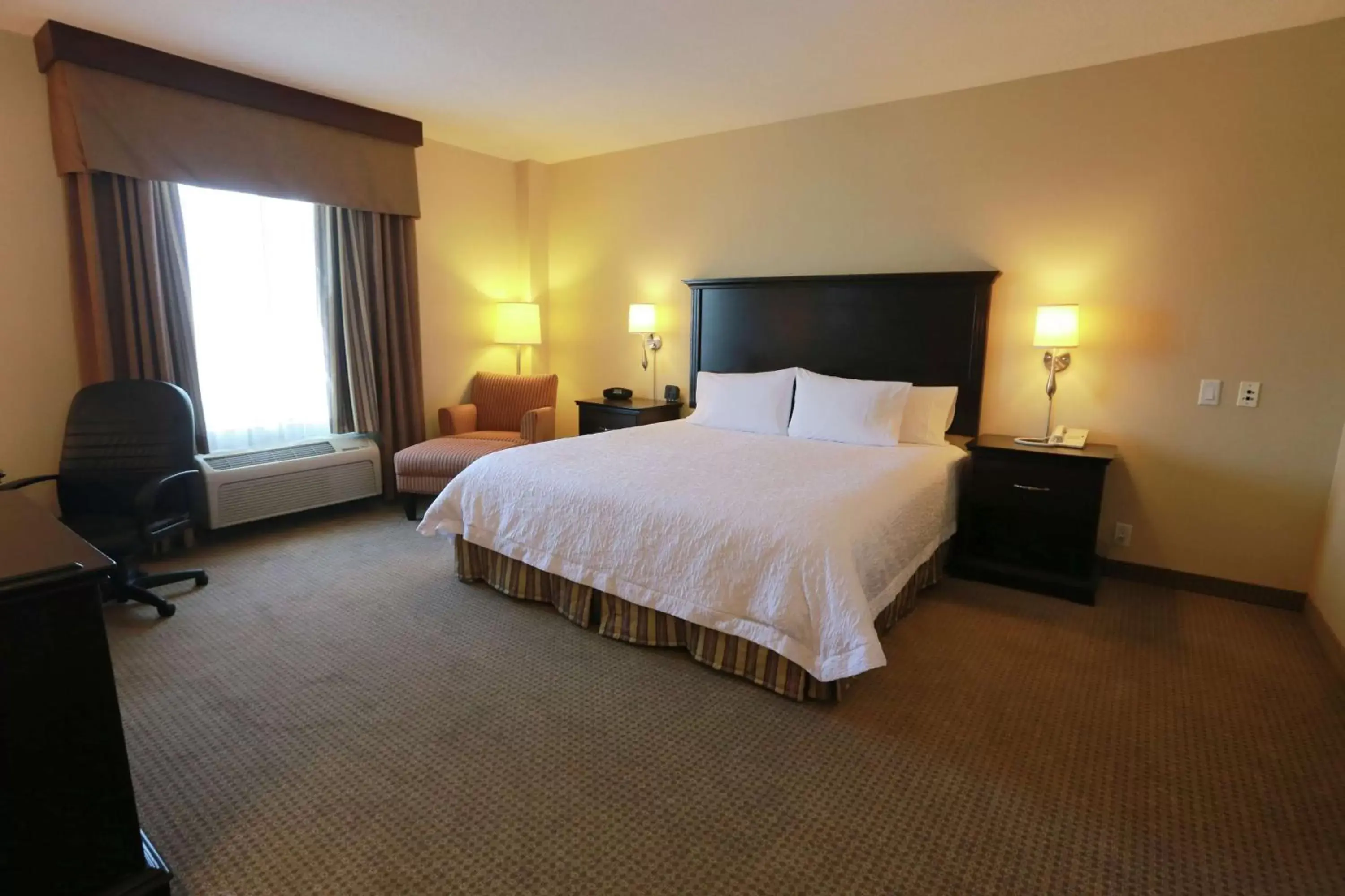 Bedroom, Bed in Hampton Inn & Suites Laval