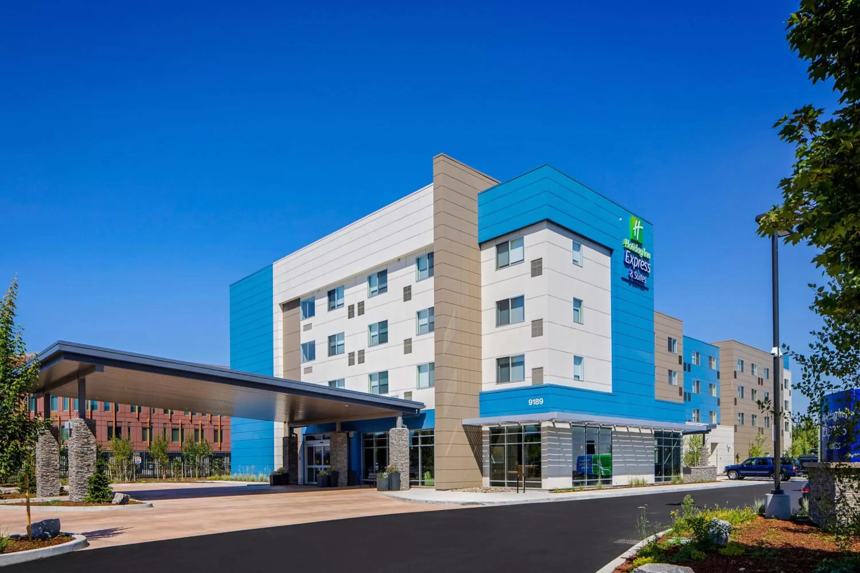 Property Building in Holiday Inn Express & Suites - Portland Airport - Cascade Stn, an IHG Hotel