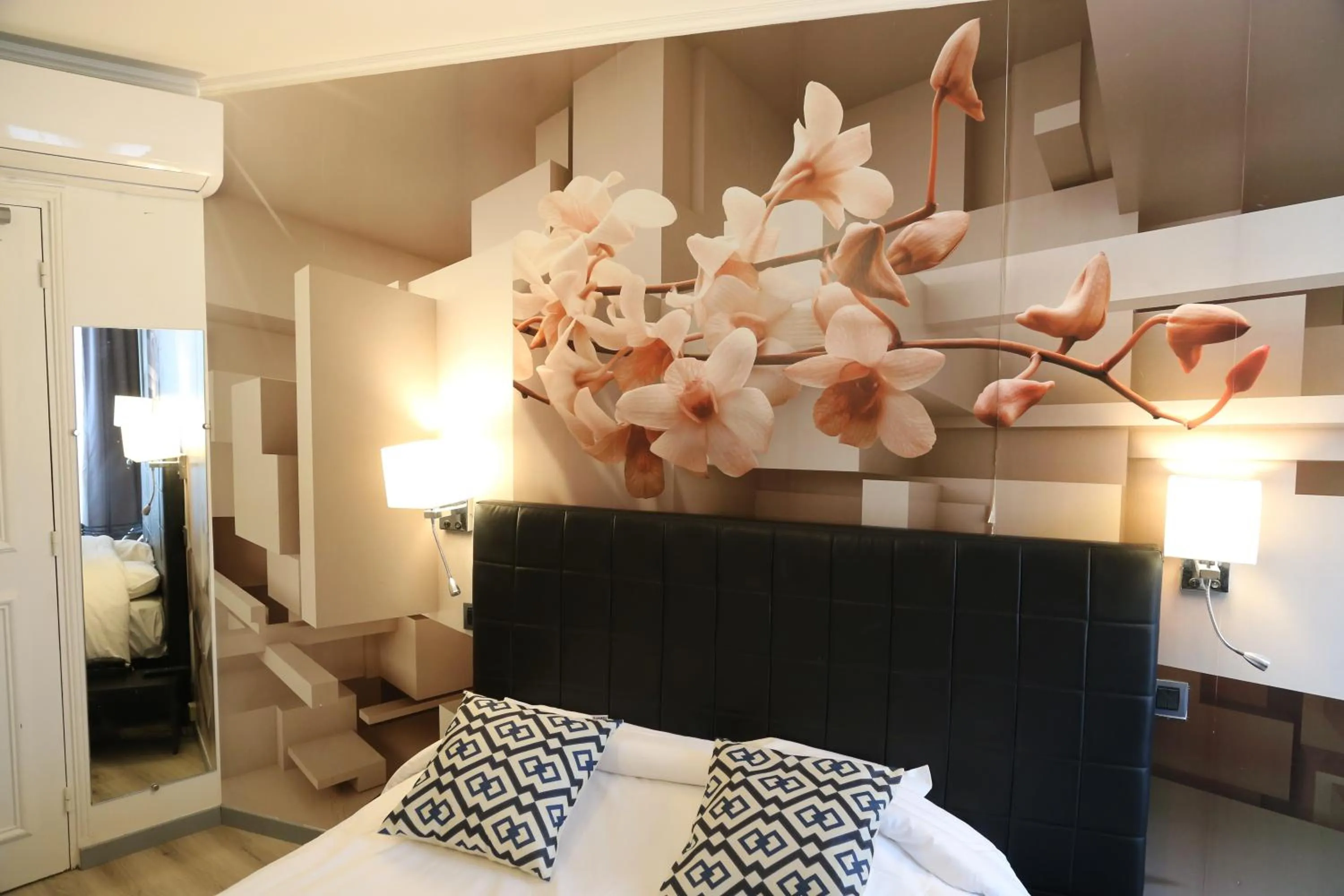 Bedroom, Bed in Hôtel Princesse Isabelle