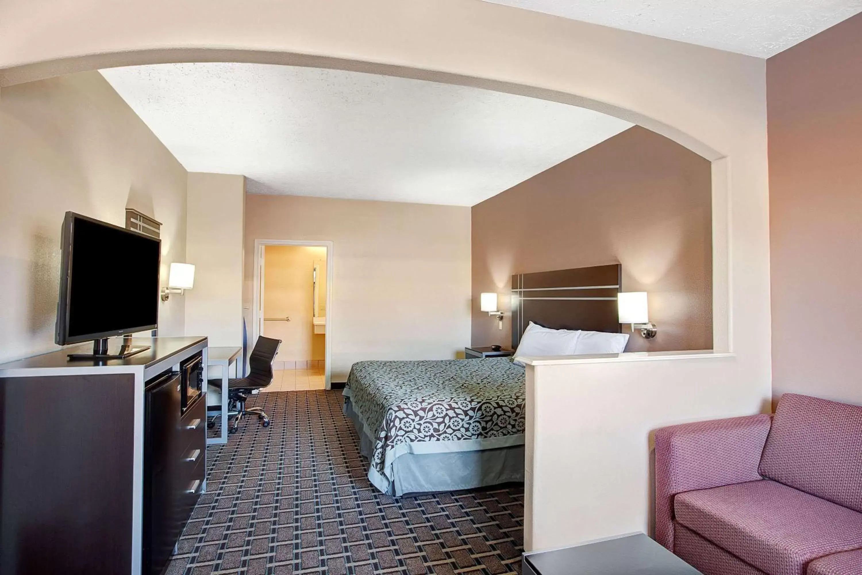 Photo of the whole room, Bed in Days Inn & Suites by Wyndham Houston North - Spring