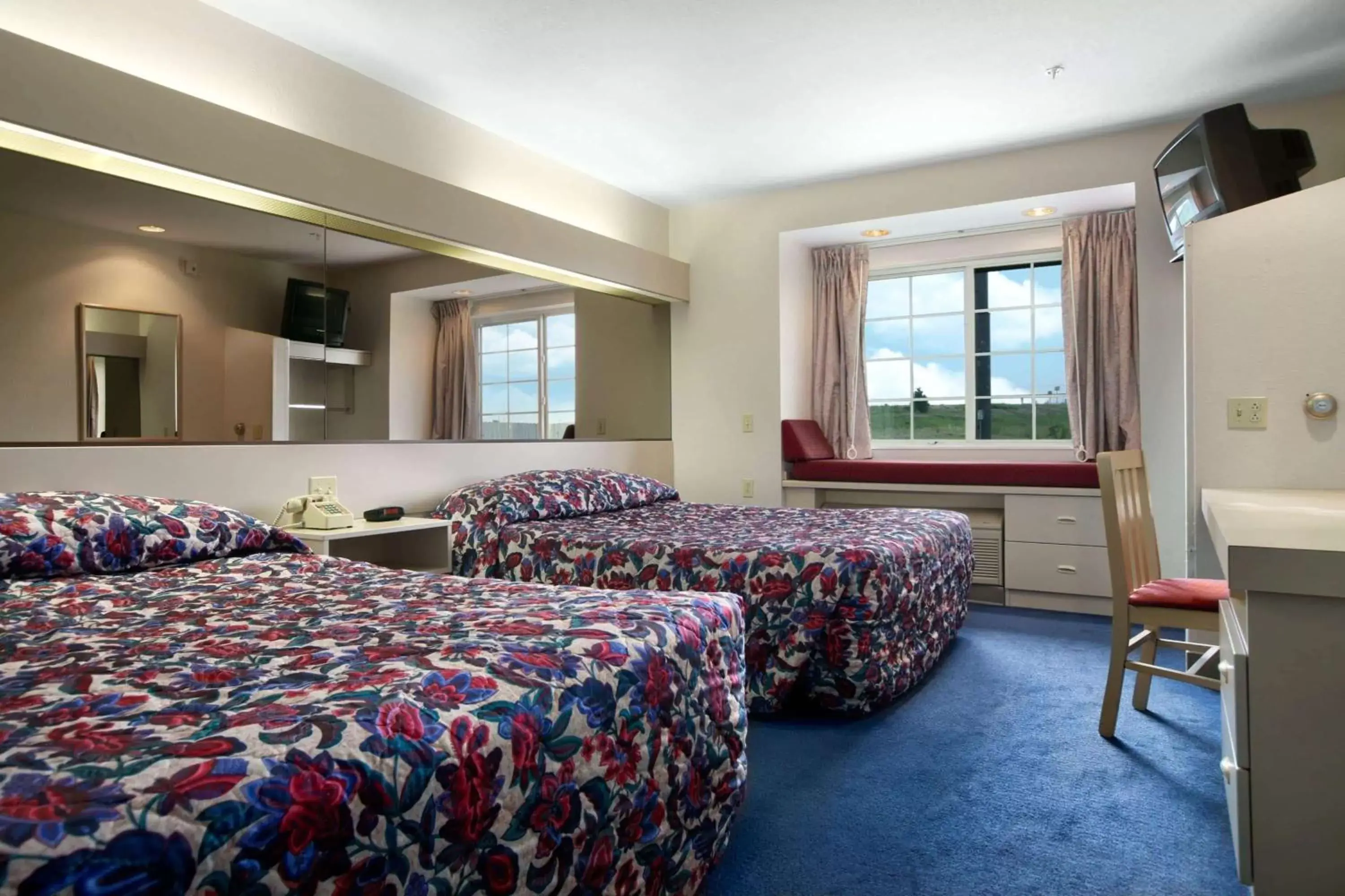 Photo of the whole room, Bed in Microtel Inn by Wyndham Champaign