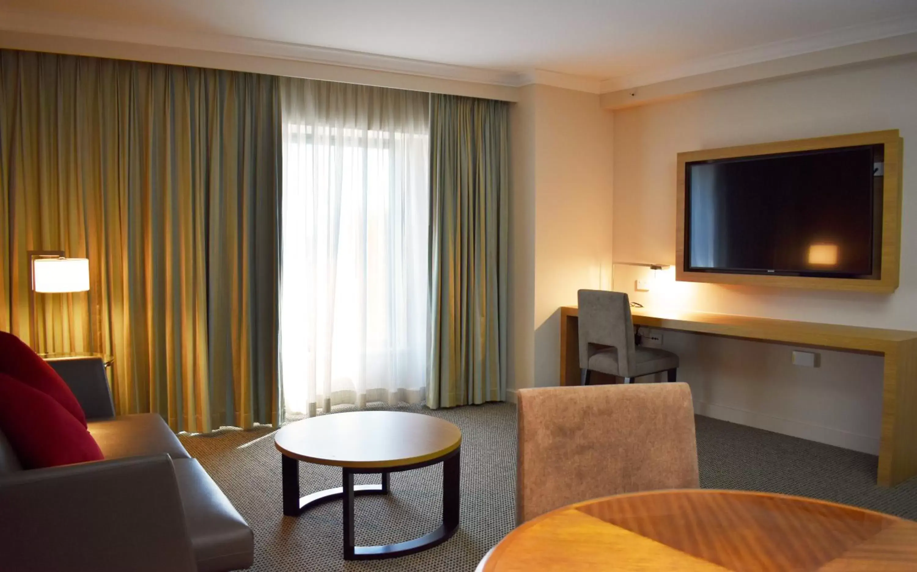 Living room, TV/Entertainment Center in Stamford Plaza Sydney Airport Hotel & Conference Centre