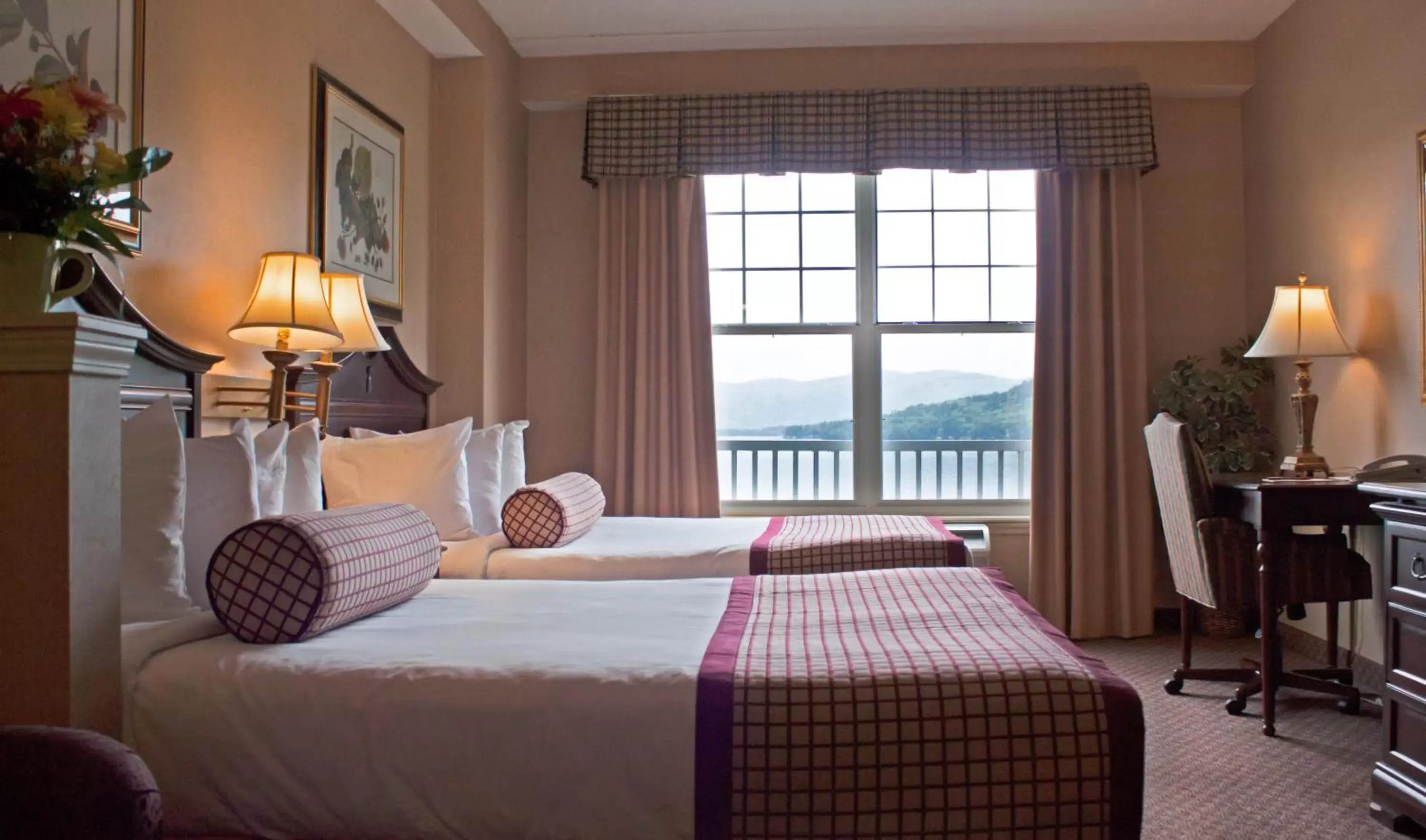 Lake view, Bed in Fort William Henry Hotel