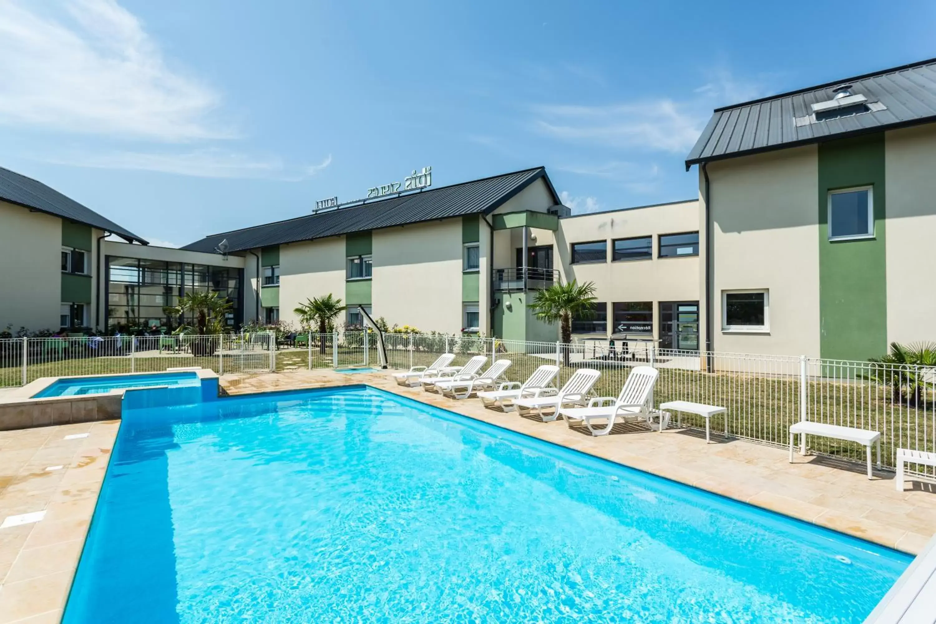 Property building, Swimming Pool in ibis Styles Bourges
