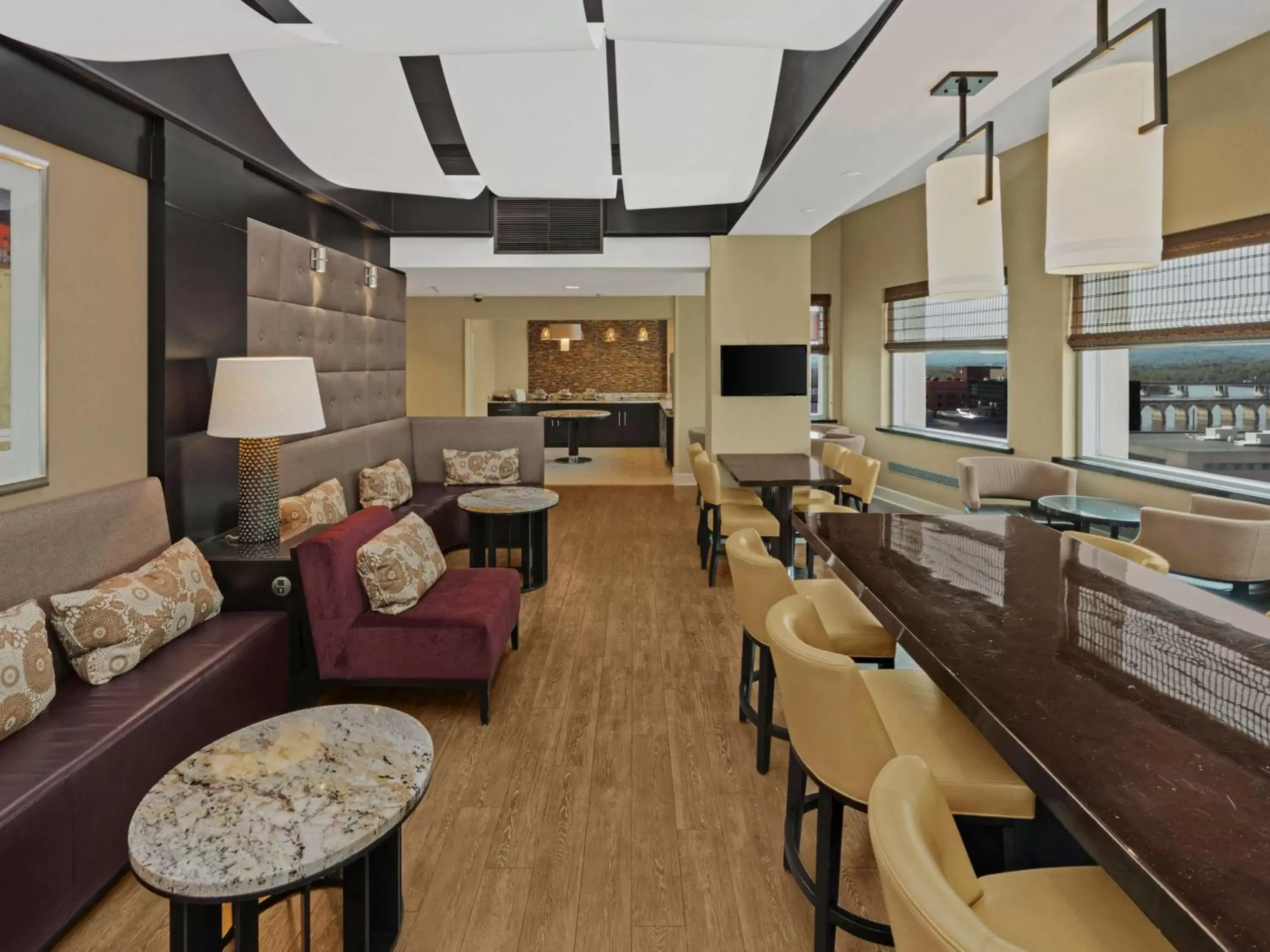 Living room, Lounge/Bar in Hilton Harrisburg near Hershey Park