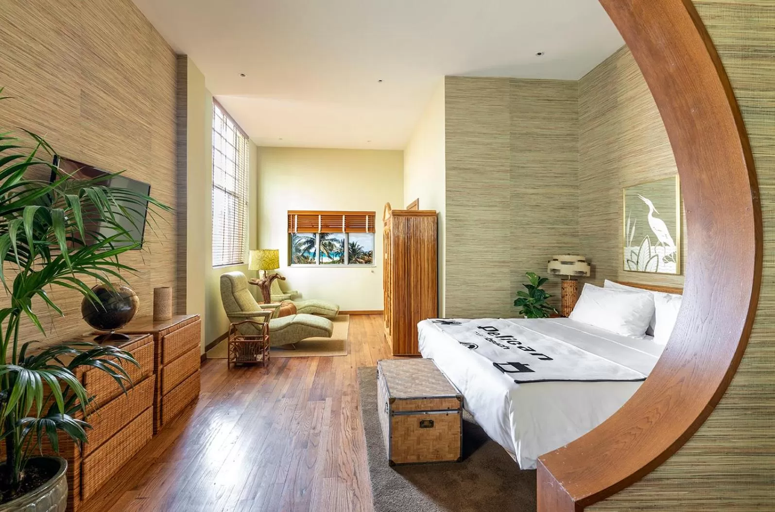 Photo of the whole room, Bed in Pelican Hotel