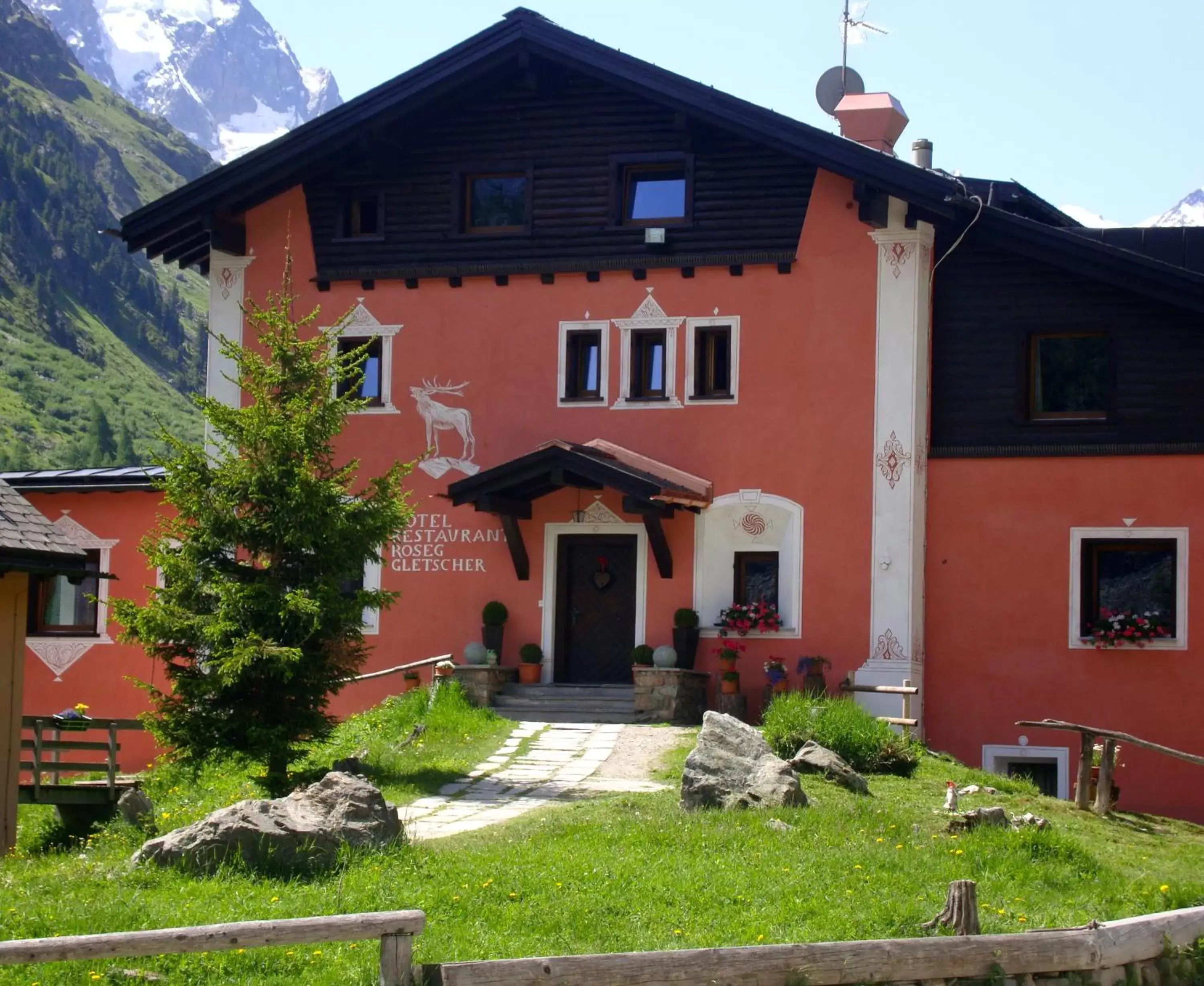 Facade/entrance, Property Building in Hotel Roseg-Gletscher