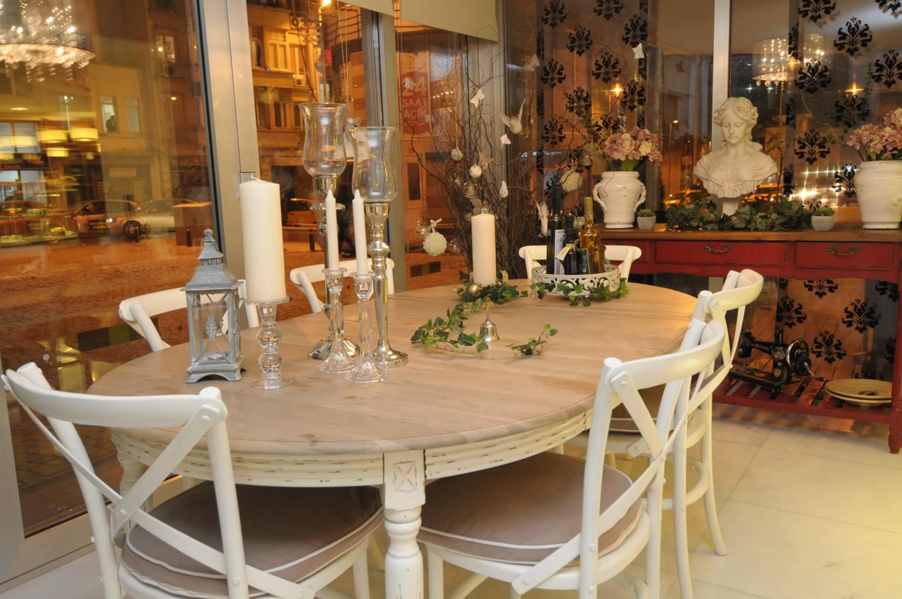 Restaurant/places to eat in Taksim Gonen Hotel