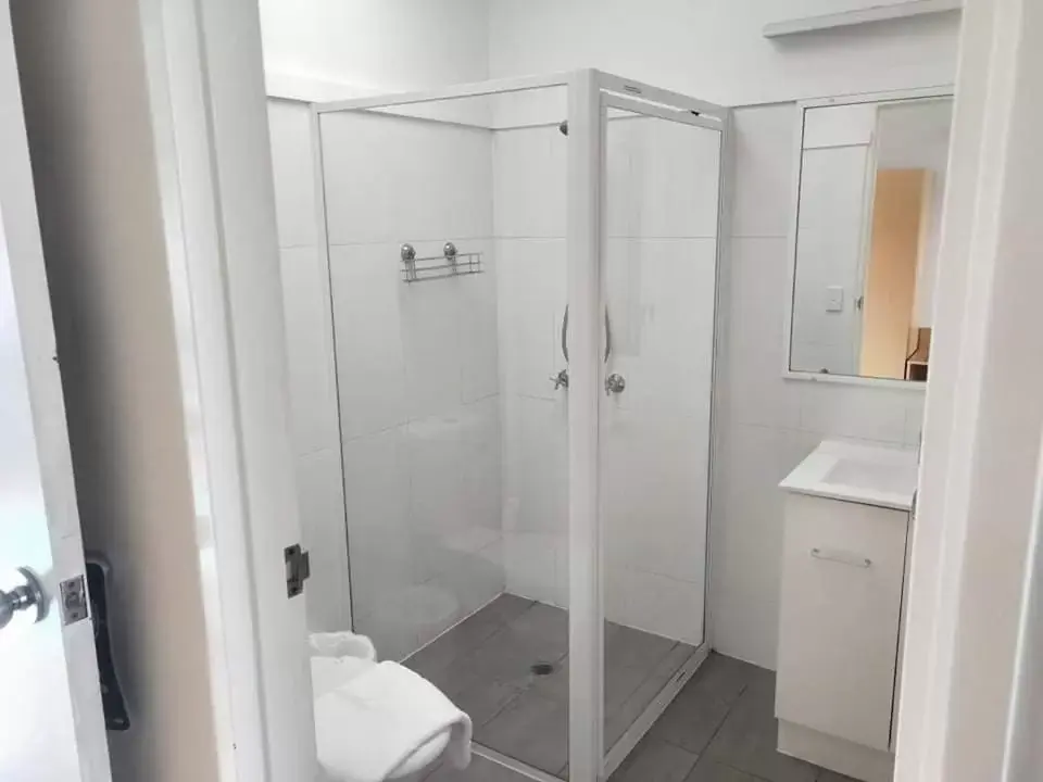 Shower, Bathroom in Airway Motel