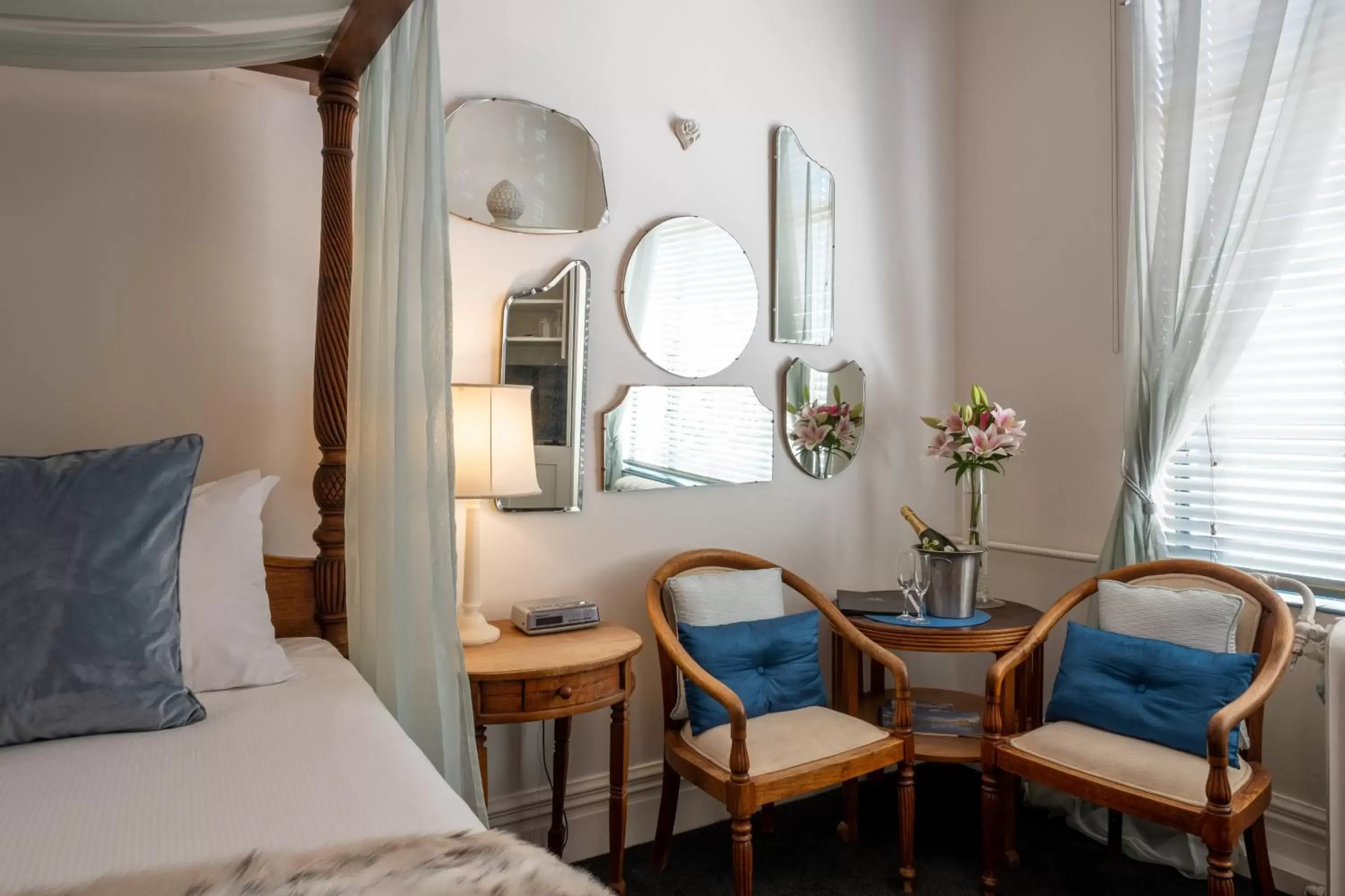 Bedroom, Seating Area in Hotel D'urville Blenheim