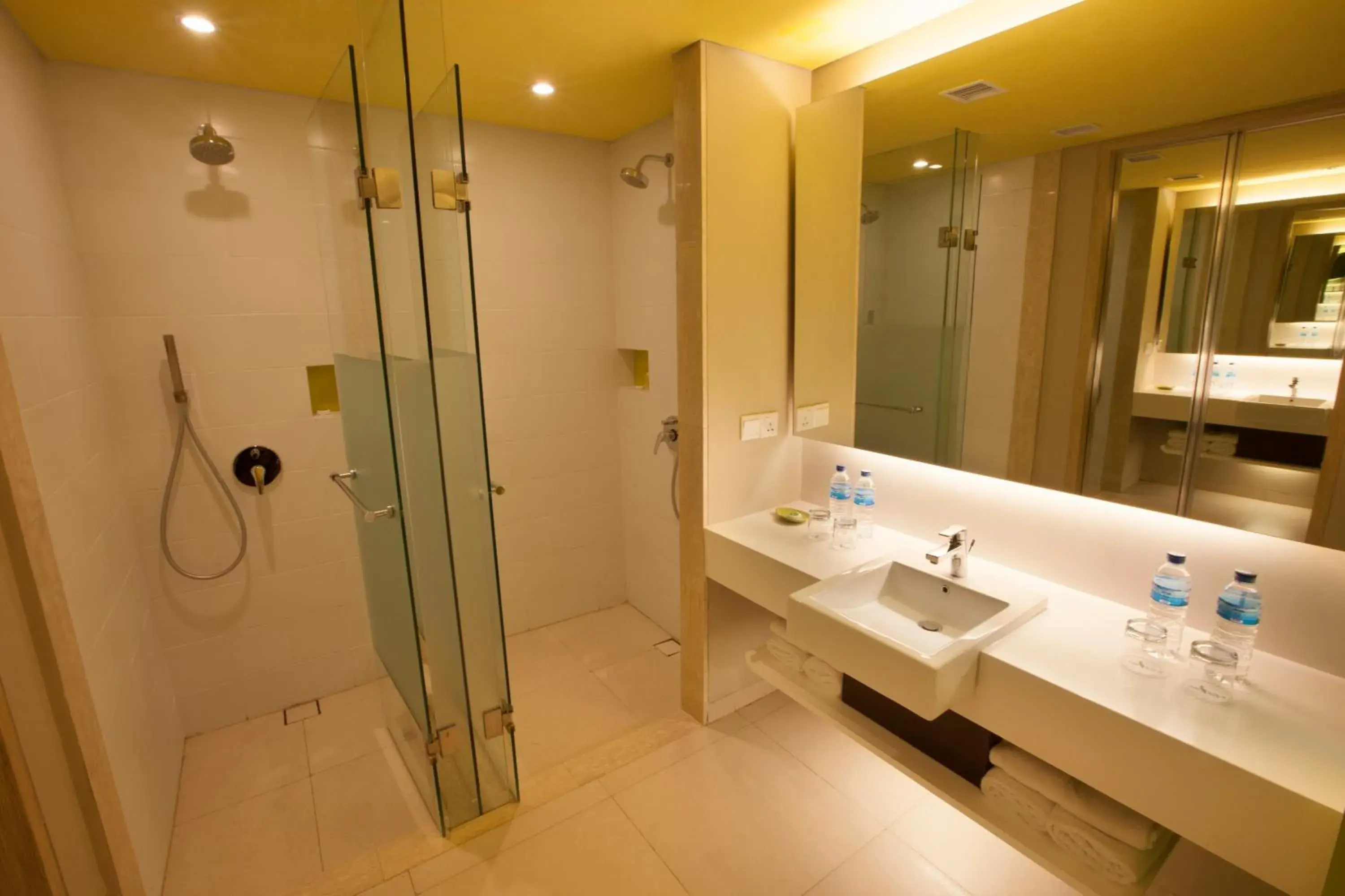 Shower, Bathroom in Bintang Kuta Hotel