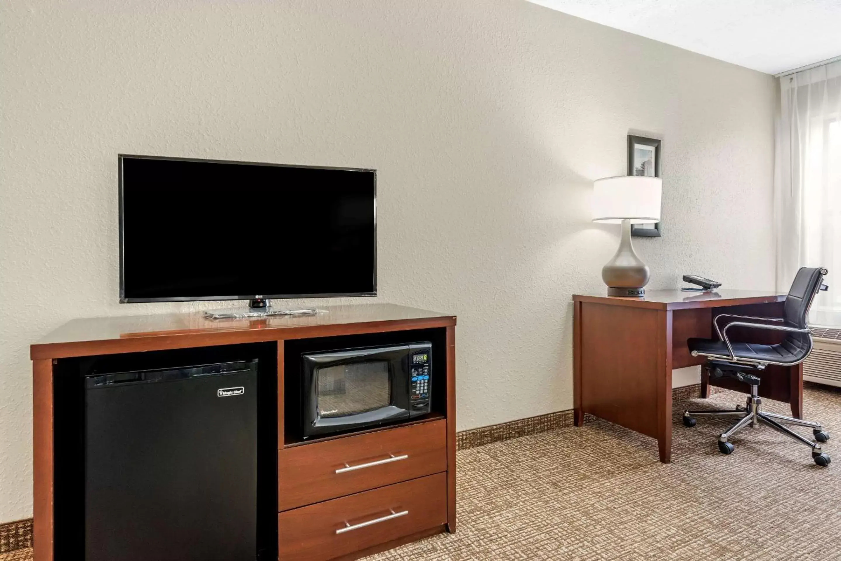 Bedroom, TV/Entertainment Center in Comfort Inn & Suites Cincinnati Eastgate