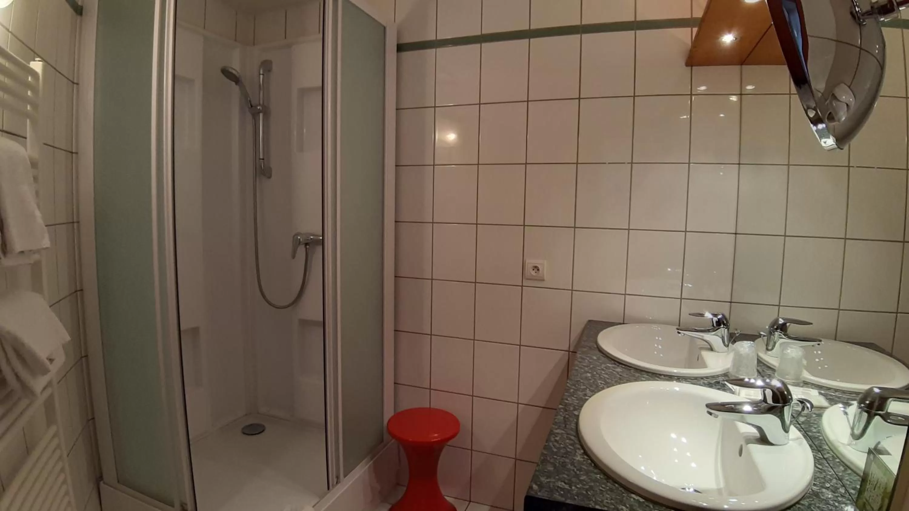 Shower in Hotel De La Route Verte