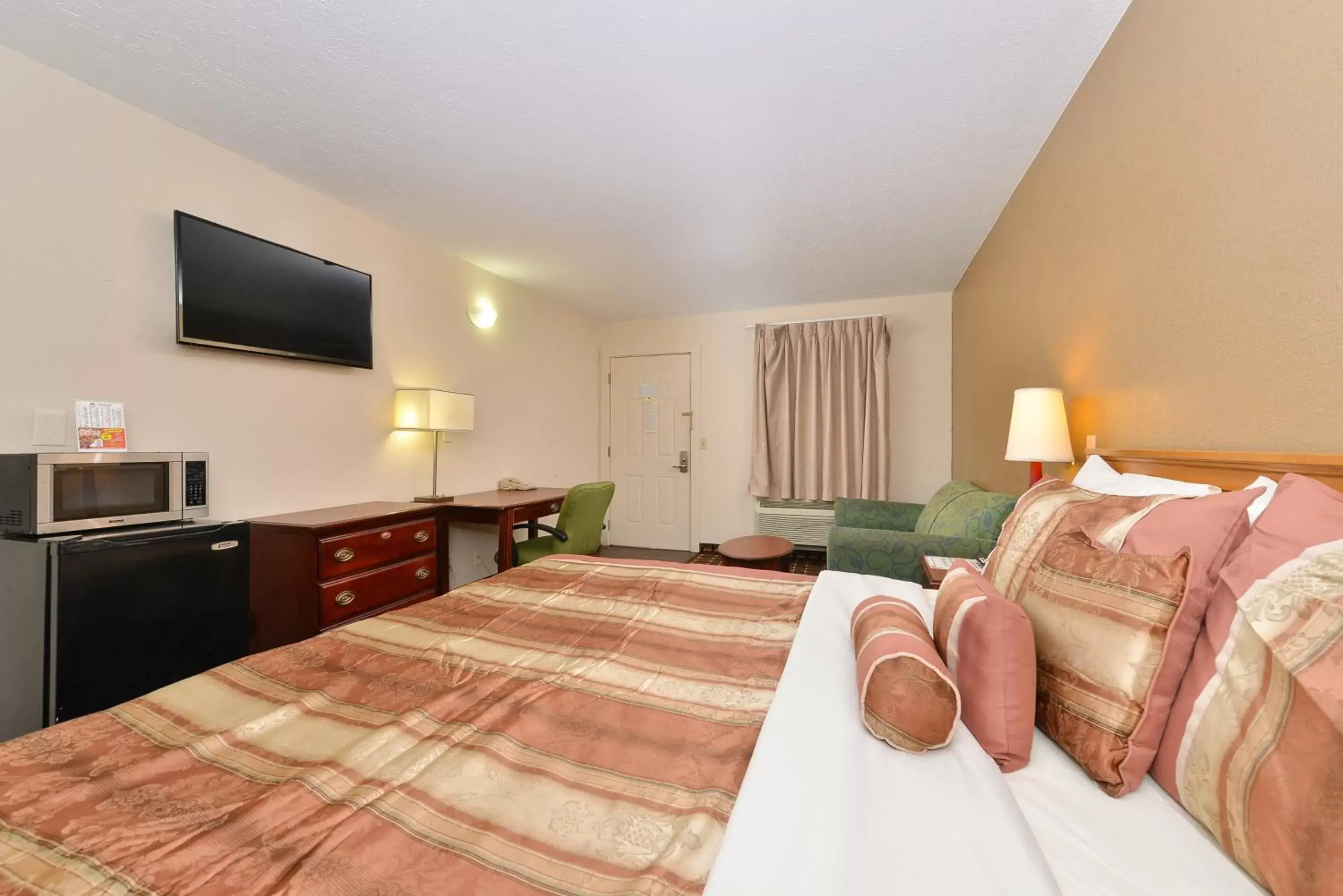 Other, Bed in Americas Best Value Inn Near Downtown Nashville