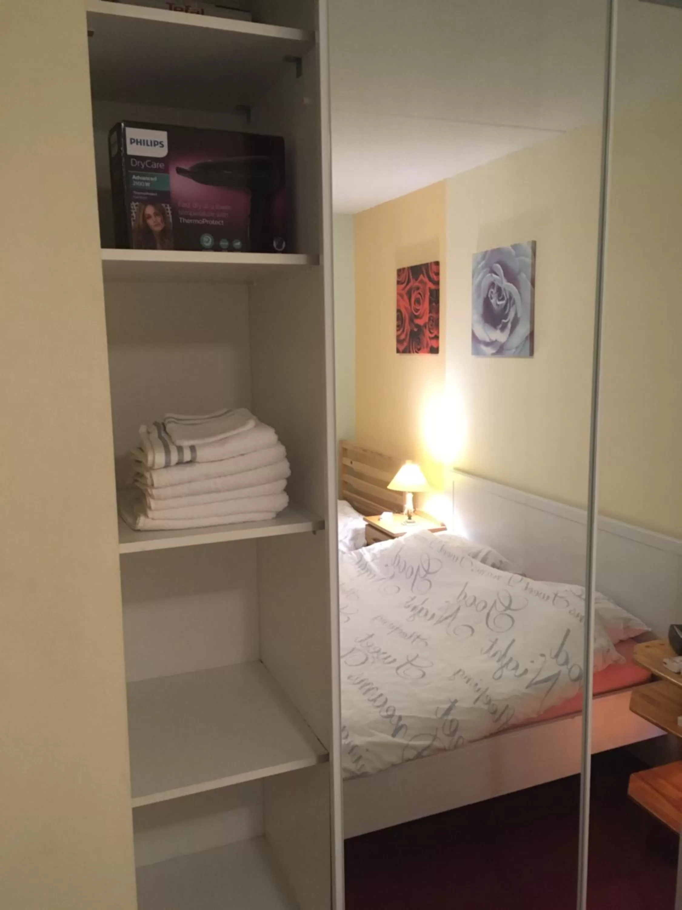 Bedroom, Bed in Wim's Place Schiphol Amsterdam Airport