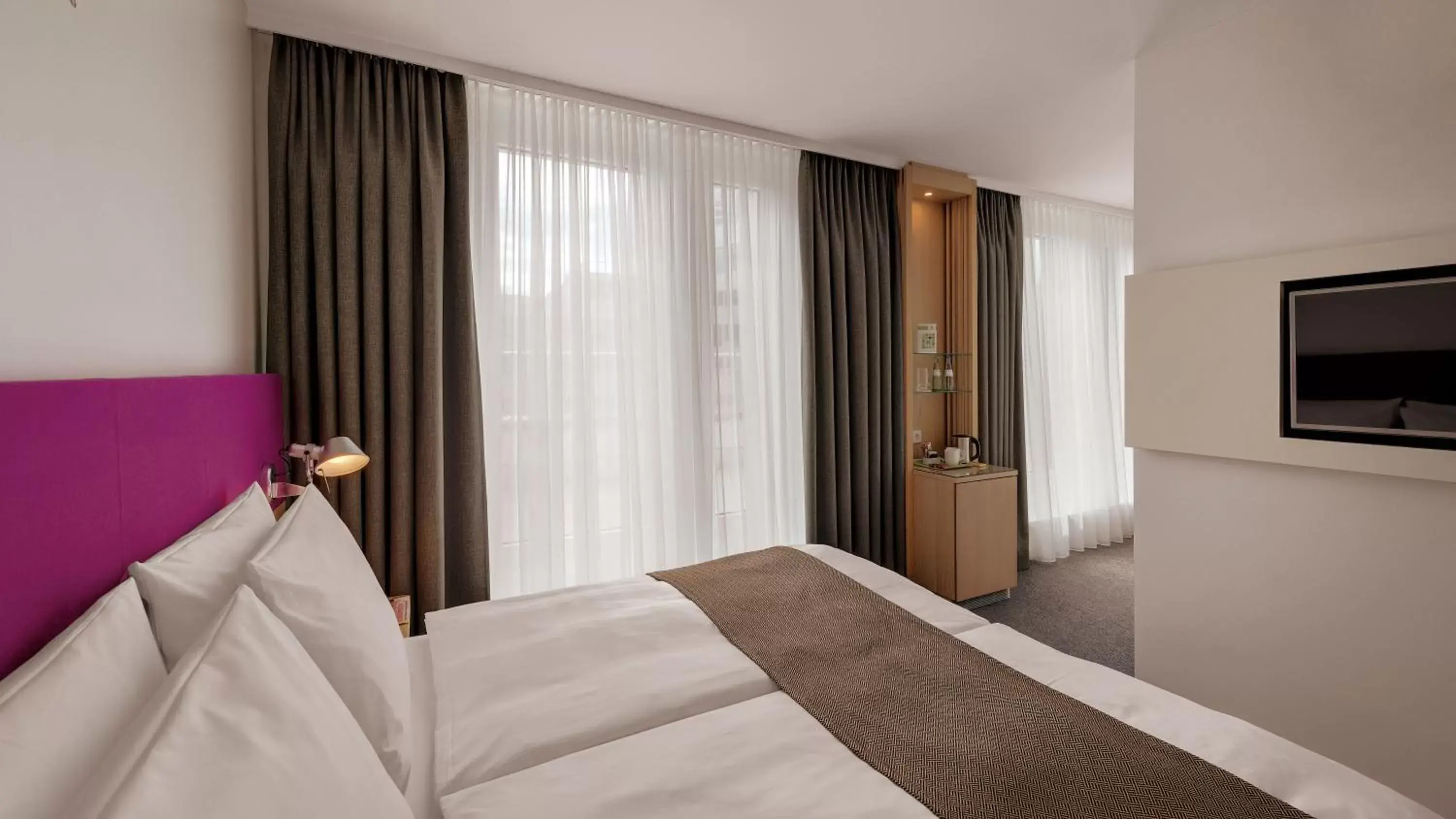 Photo of the whole room, Bed in Holiday Inn Frankfurt - Alte Oper, an IHG Hotel