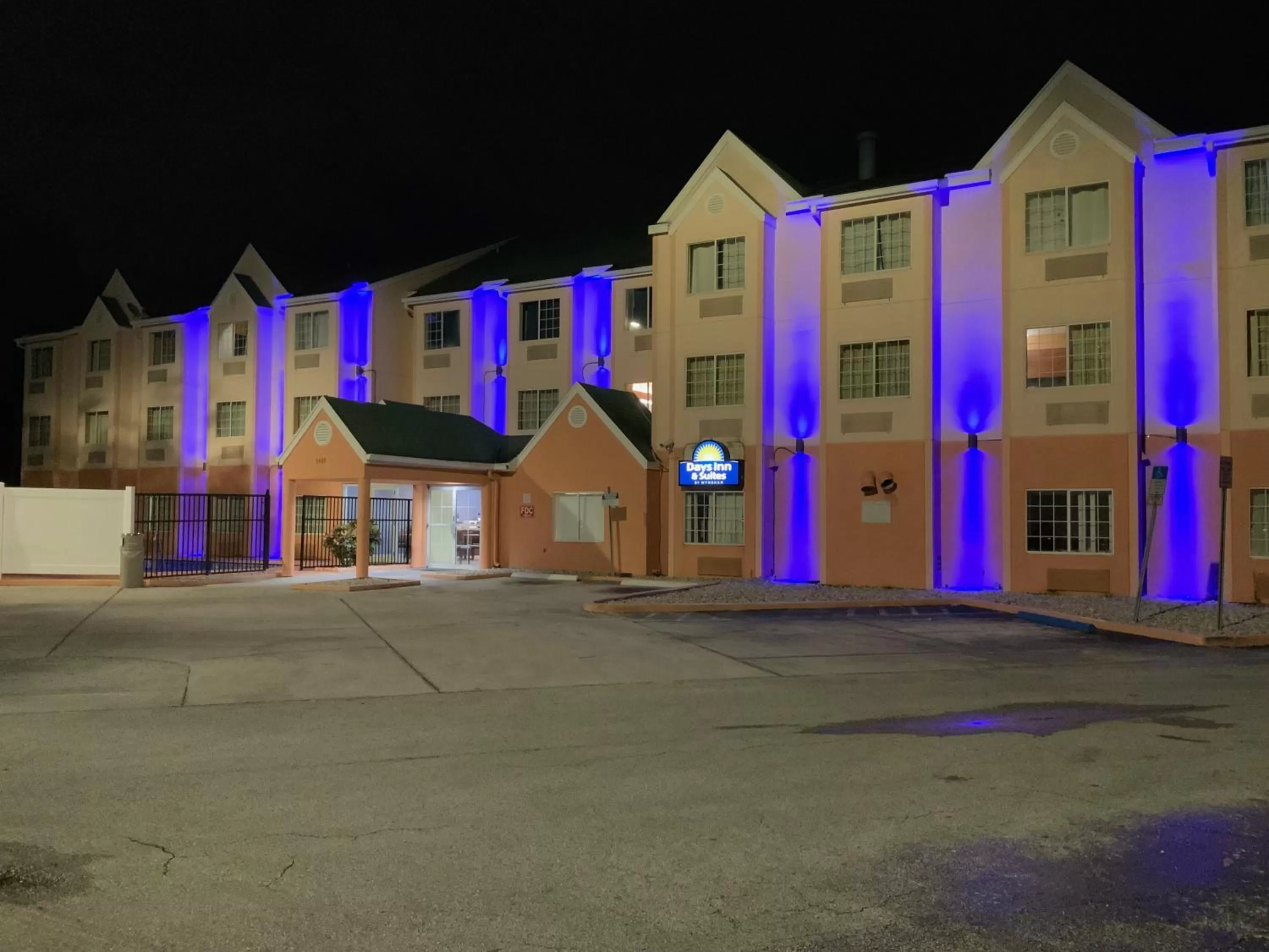 Street view in Days Inn & Suites by Wyndham Tampa/Raymond James Stadium