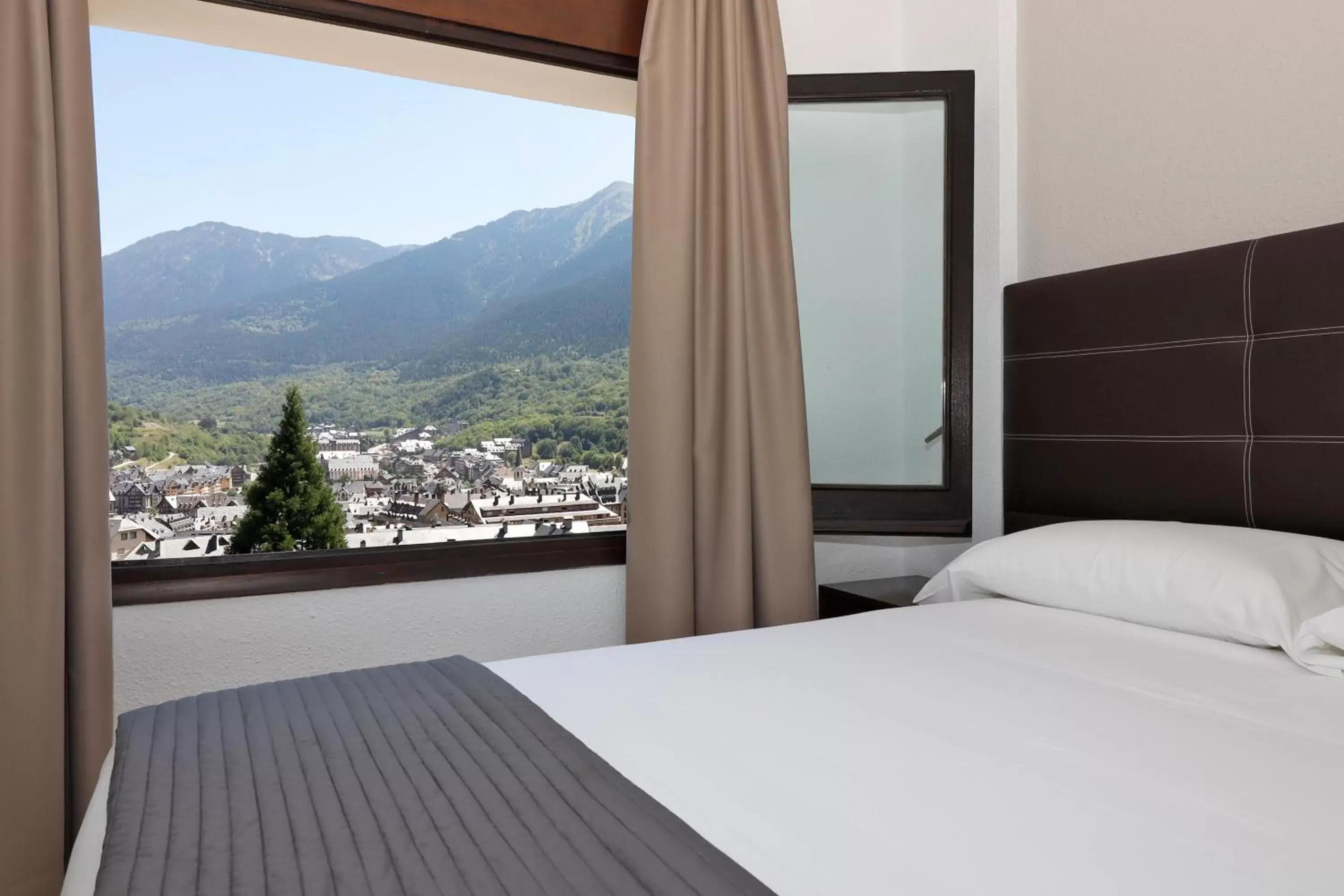 Bedroom, Mountain View in Hotel Blu Aran