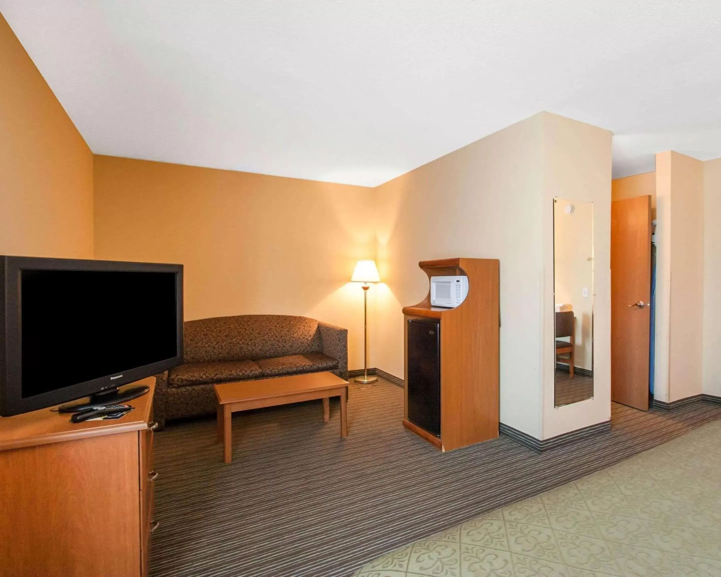 Photo of the whole room, TV/Entertainment Center in Quality Inn Joplin I-44