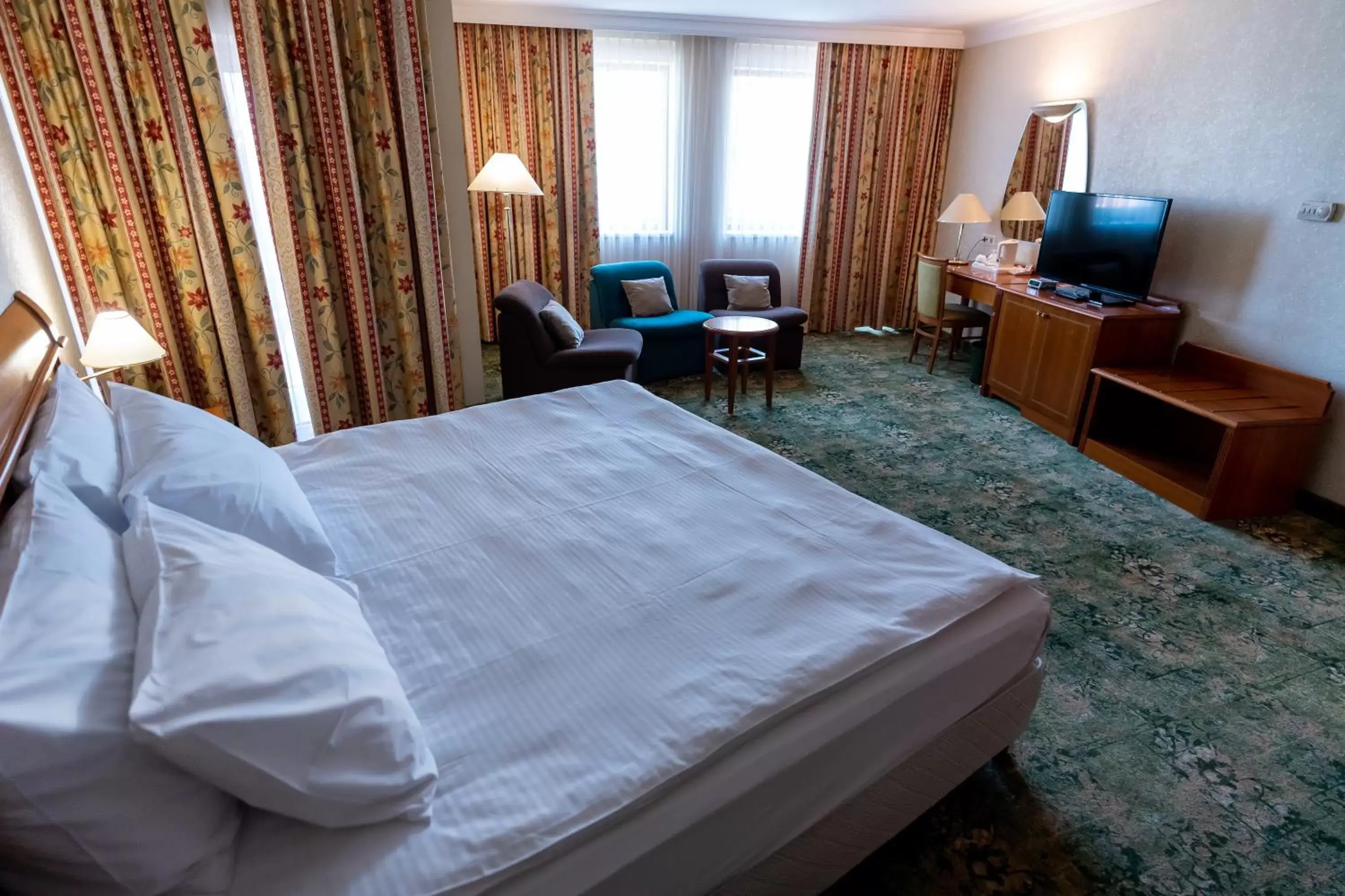 Communal lounge/ TV room, Bed in Best Western Hotel Turist