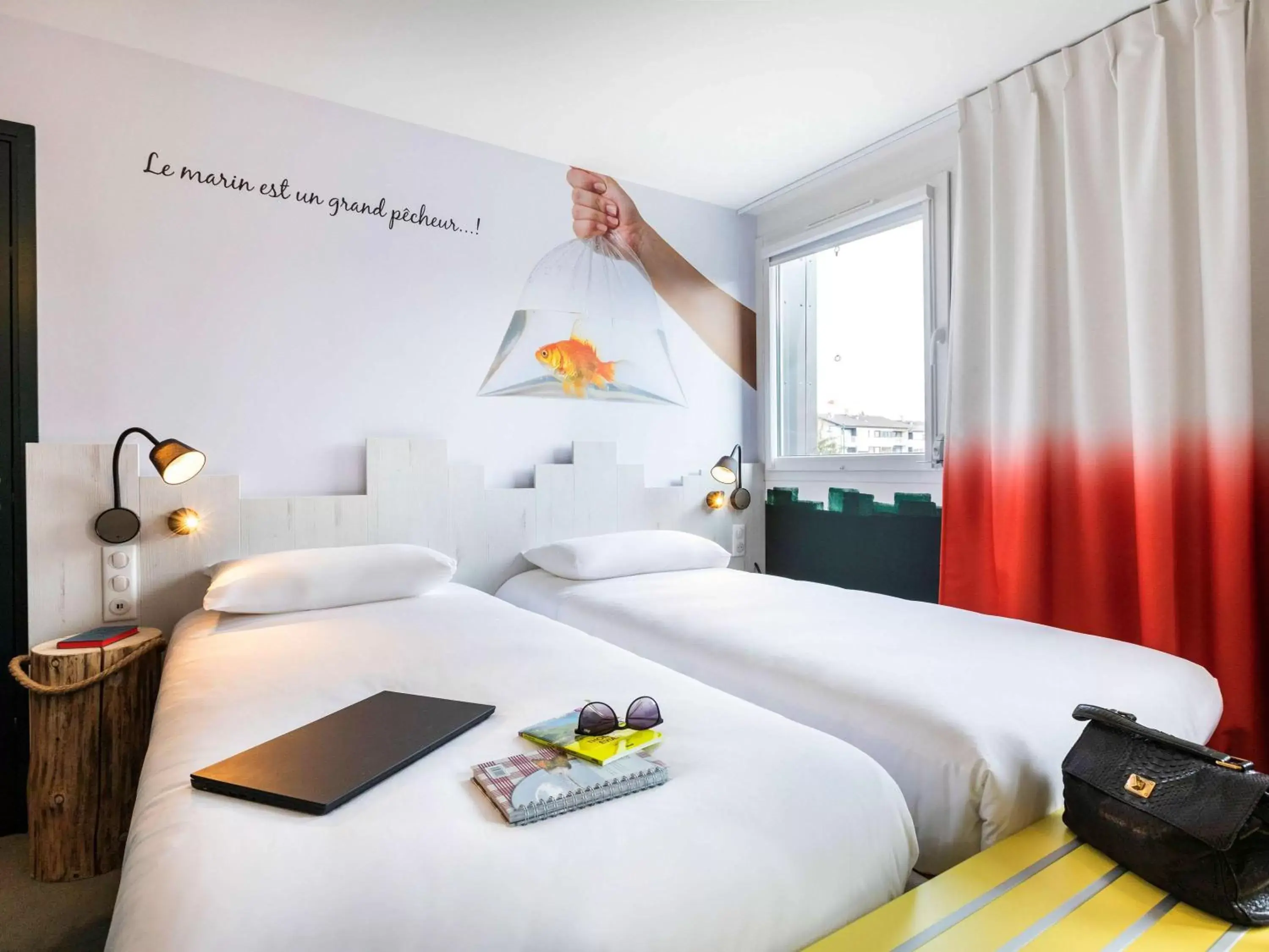 Photo of the whole room in ibis Styles Thonon-les-Bains