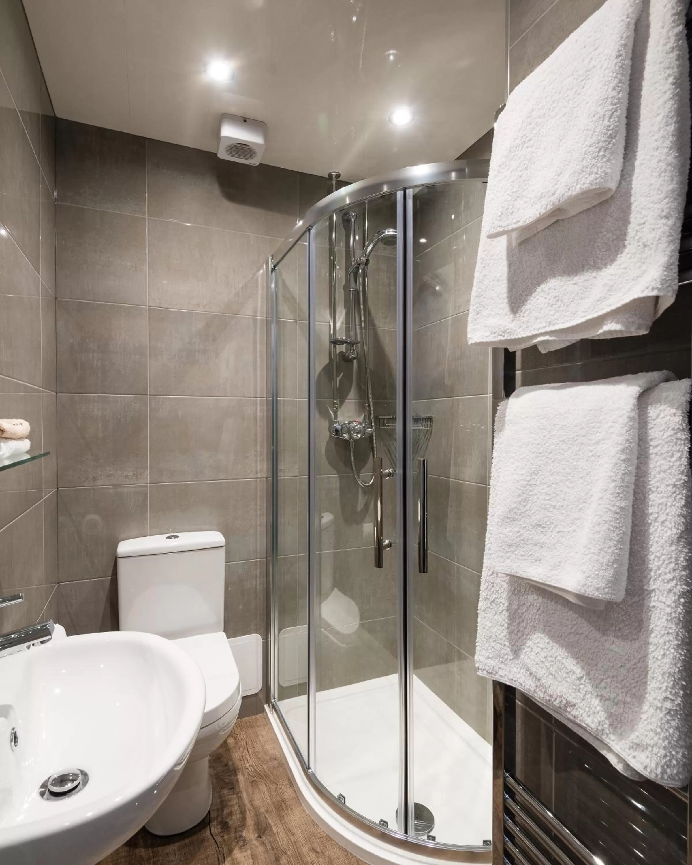 Bathroom in Sunbank House Metro Hotel